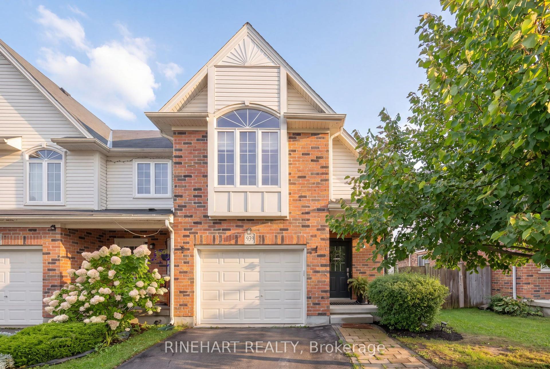 939 Silverfox Crescent, London North — Townhouse for sale, photo 1