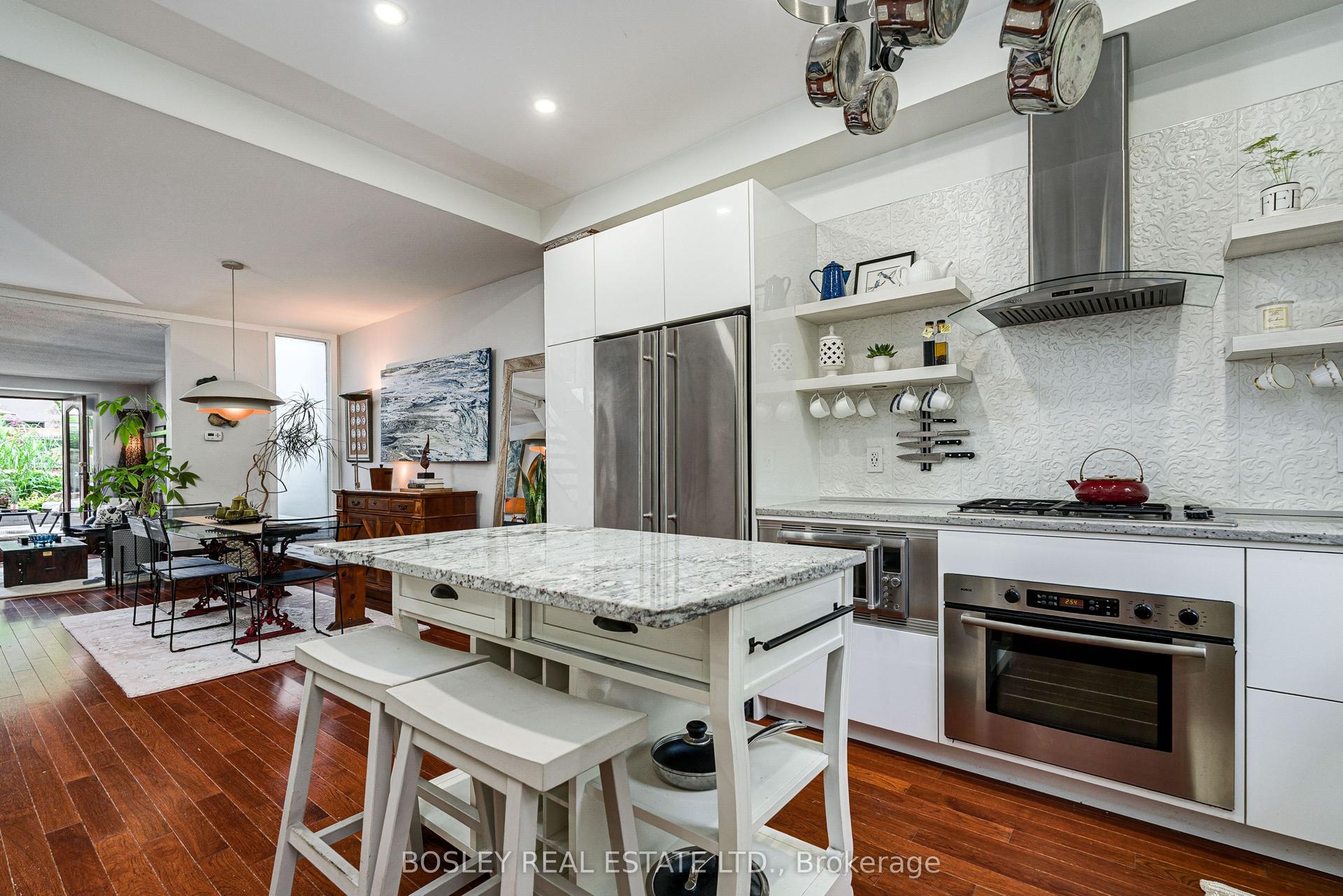 16 Blong Avenue, Toronto — Townhouse for sale, photo 1