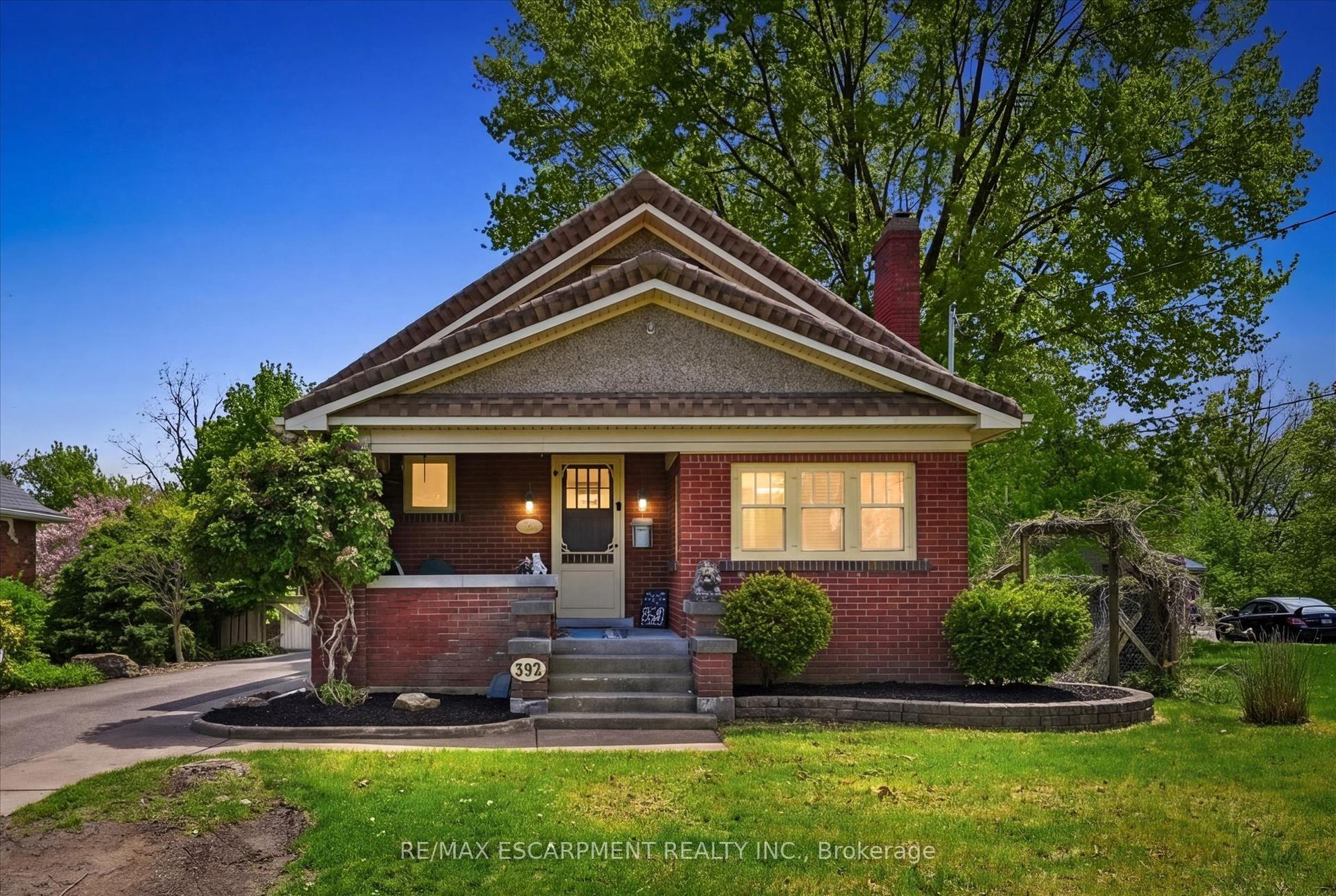 392 Queenston Street — photo 1