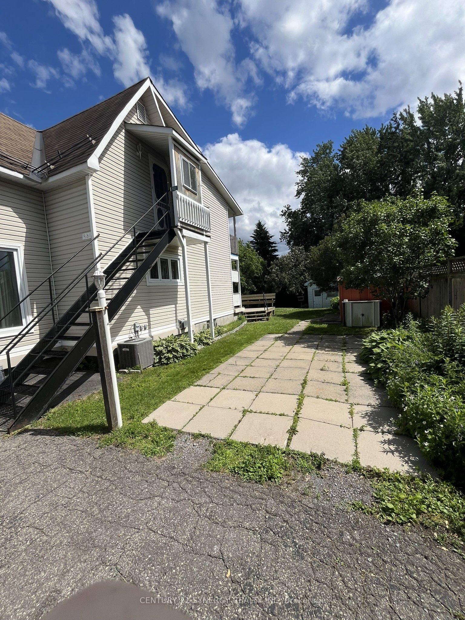 927 Laurier Street A #A — photo 1