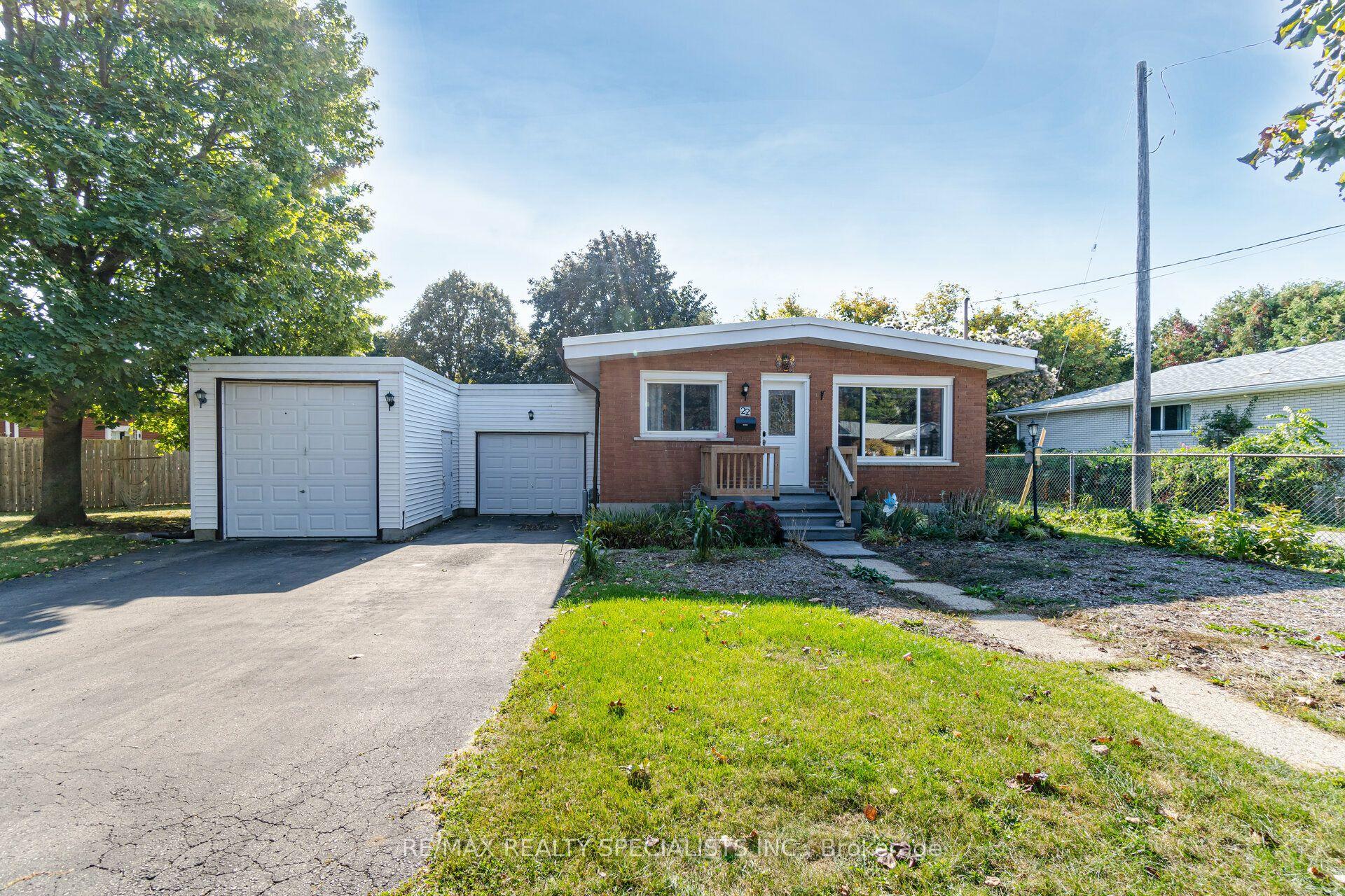 22 BALMORAL Drive — photo 1