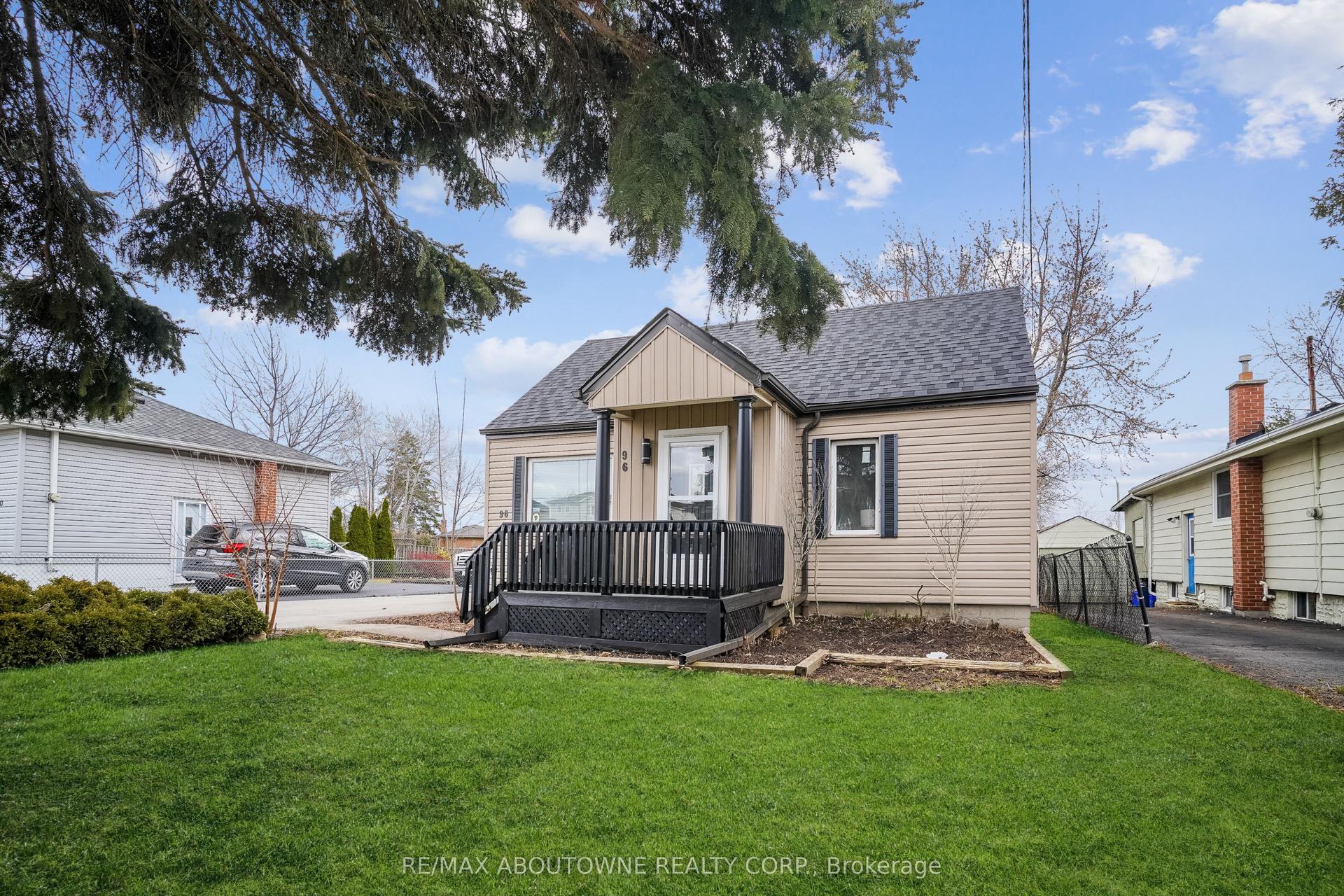 96 Mohawk Road E — photo 1