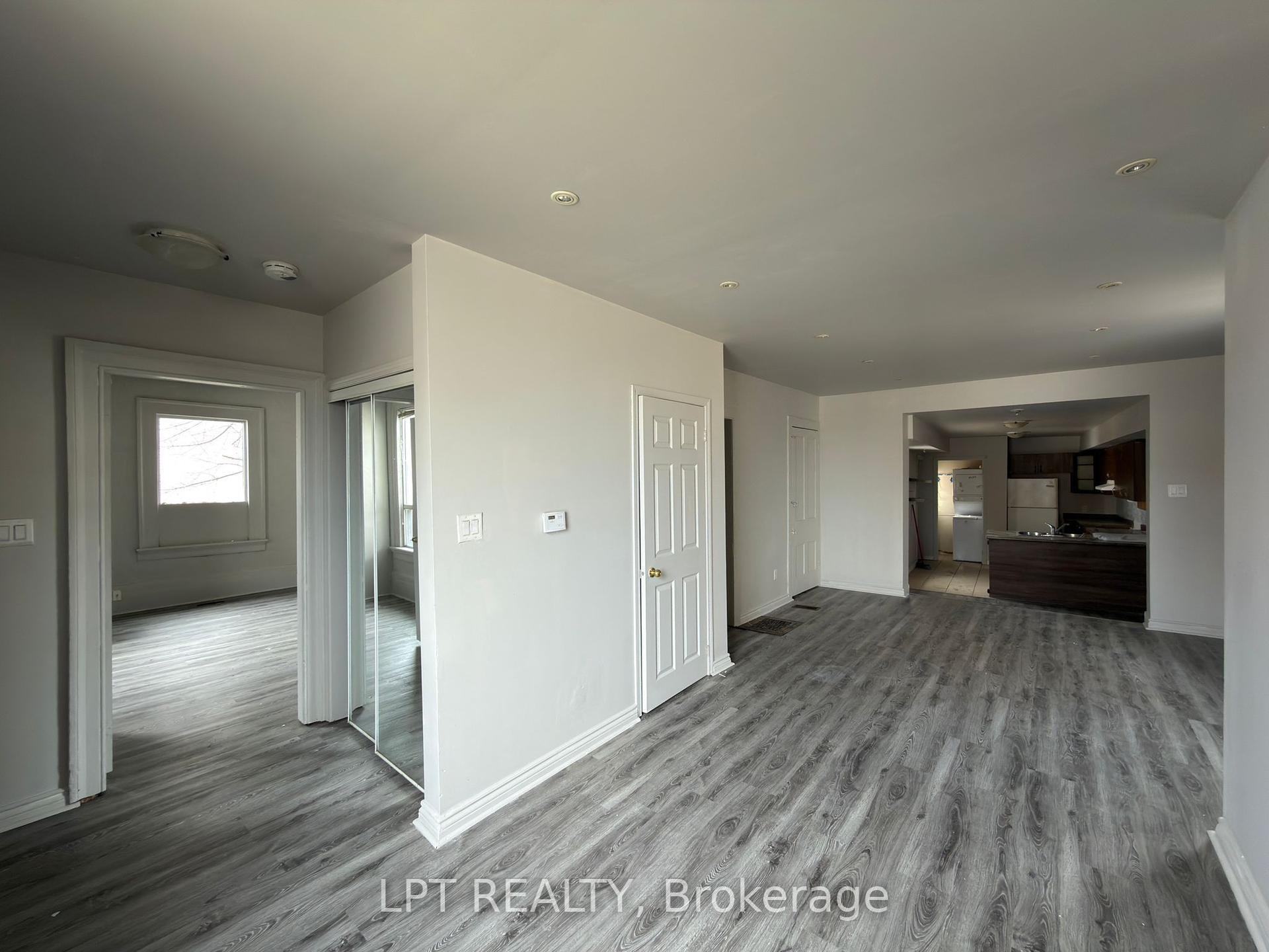 37 Elizabeth Street N — photo 1
