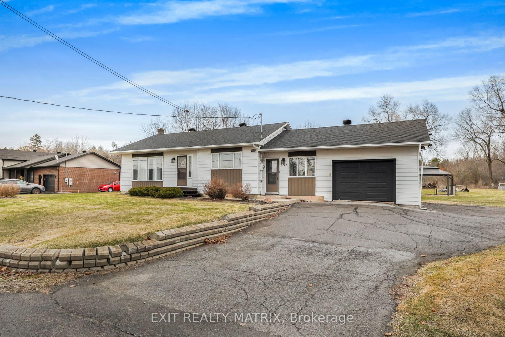 635 Front Road W — photo 1