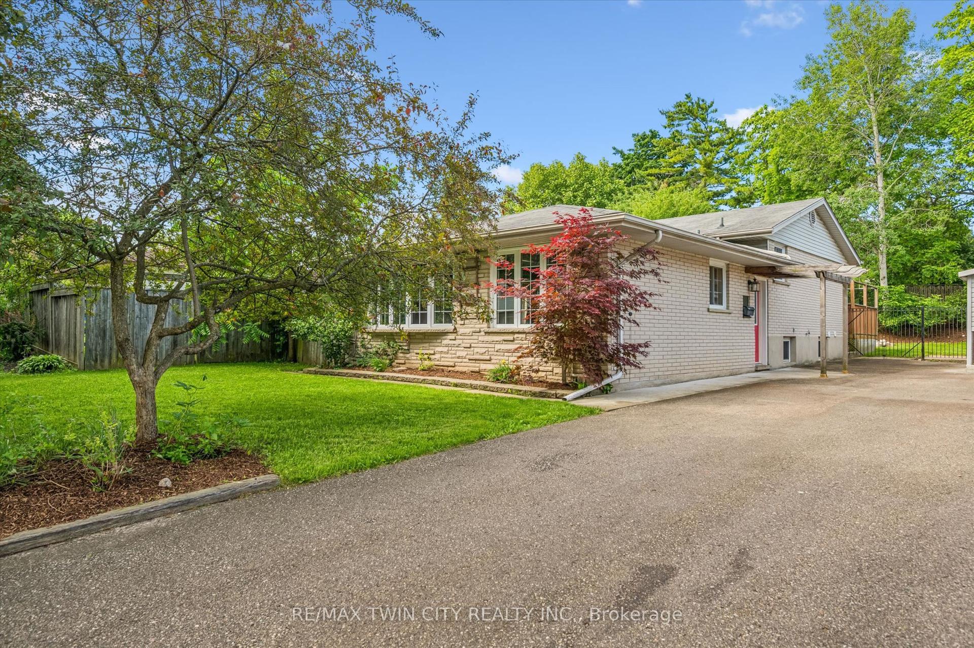 107 Queenston Drive — photo 1