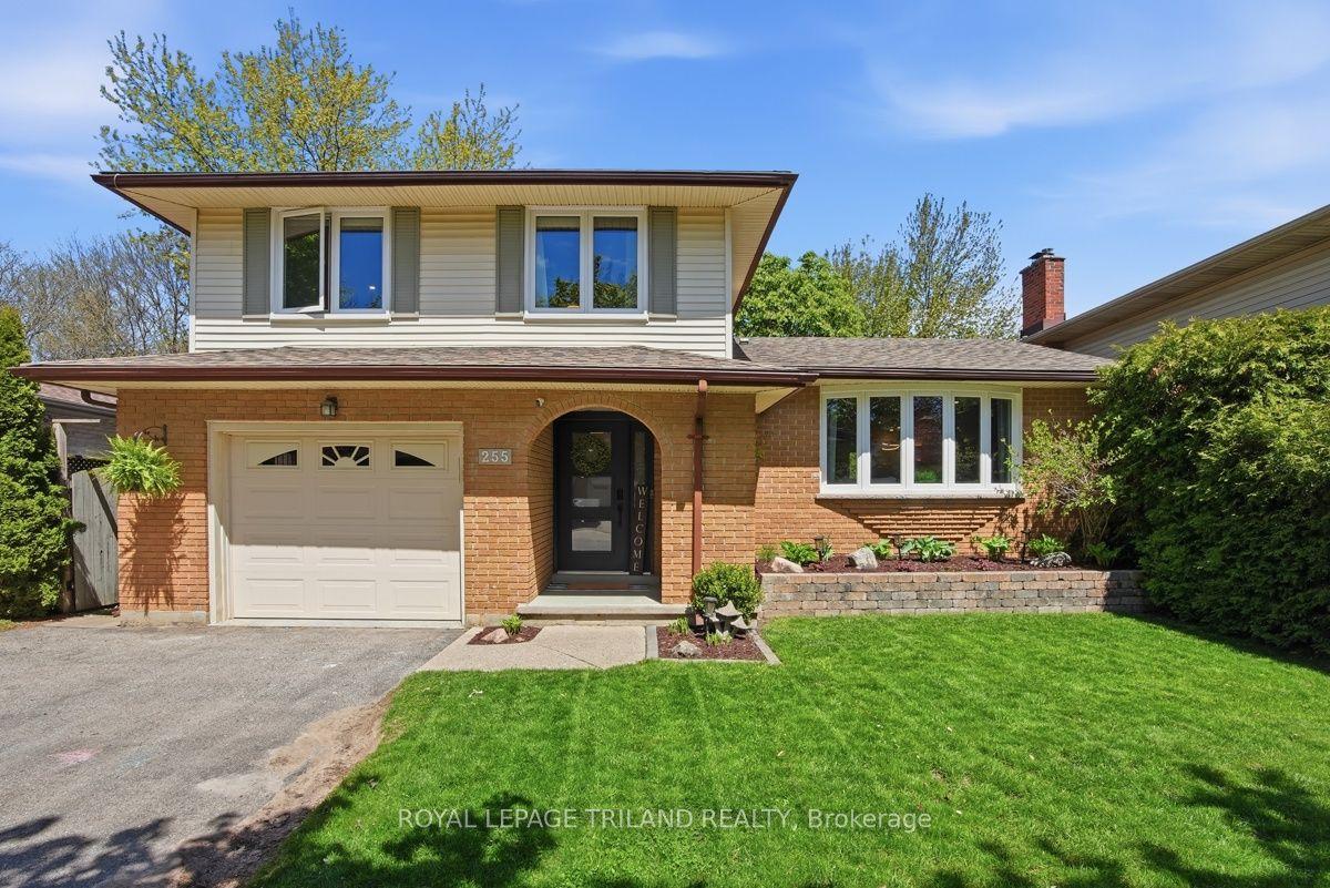 255 Highview Crescent — photo 1
