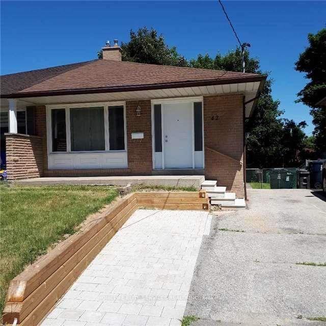 42 Pender Crescent — photo 1