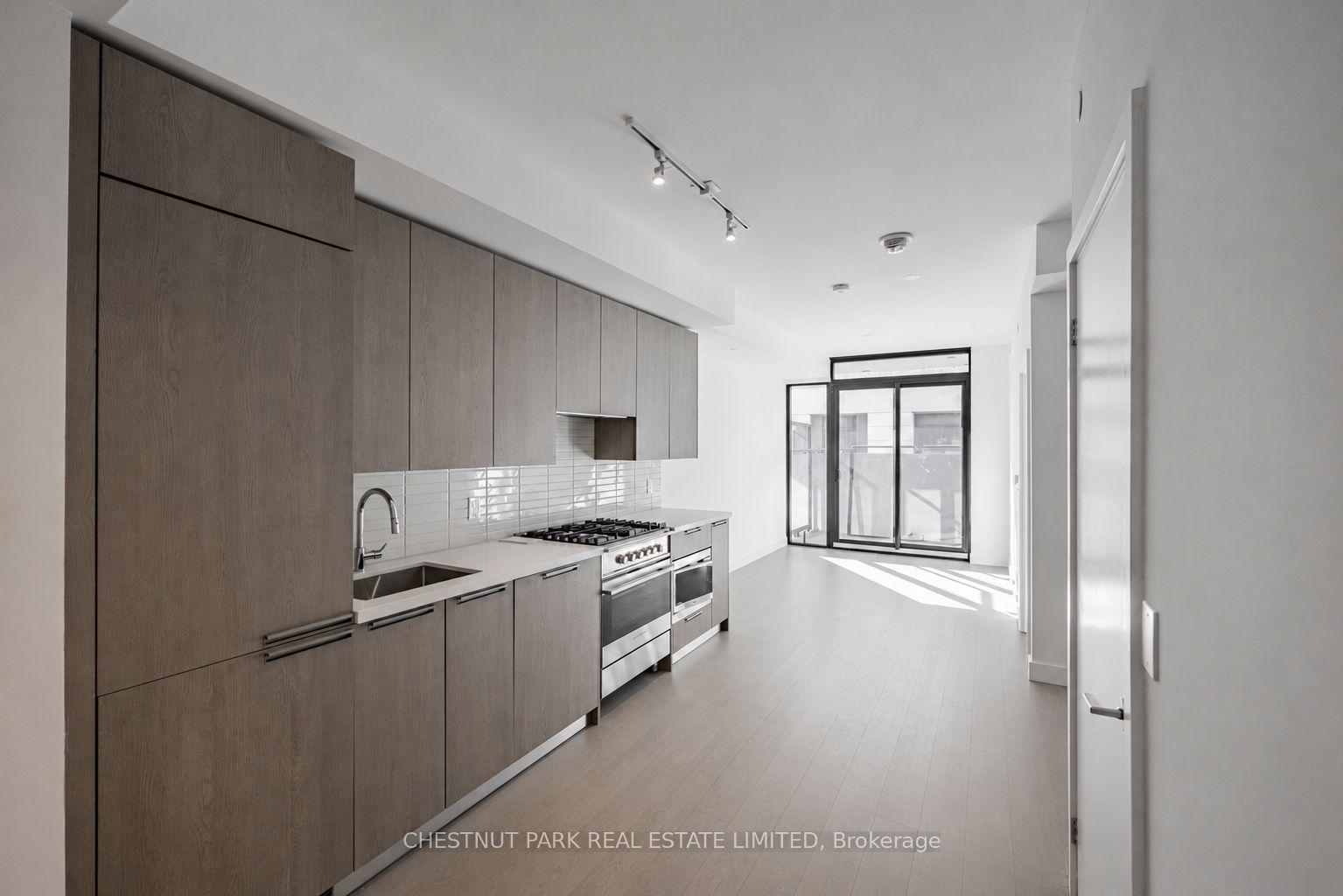 160 Kingsway Crescent 703 #703 — photo 1