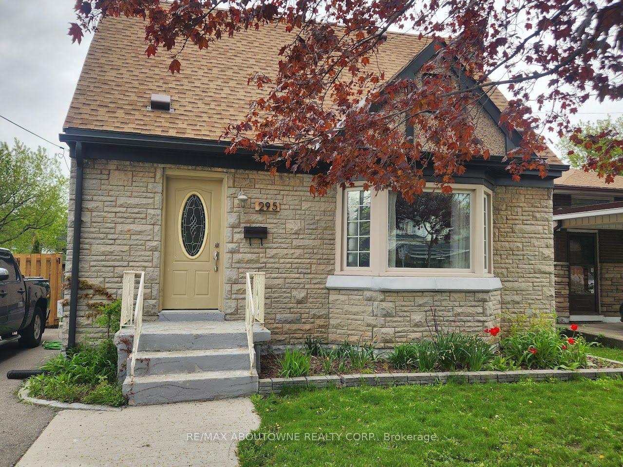 295 Queensdale Avenue E — photo 1