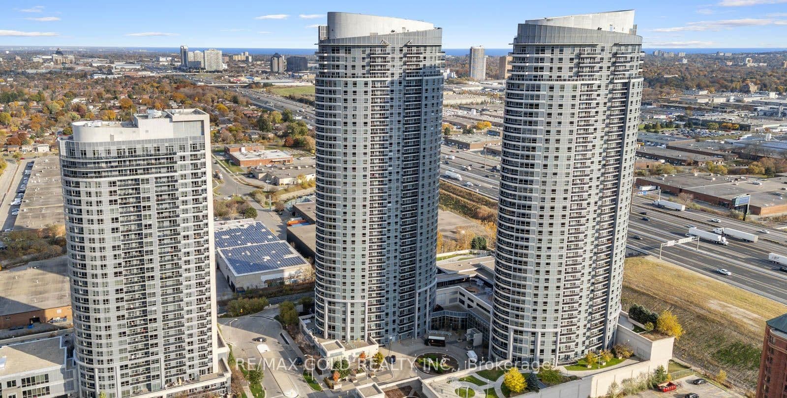 135 Village Green Square — photo 1