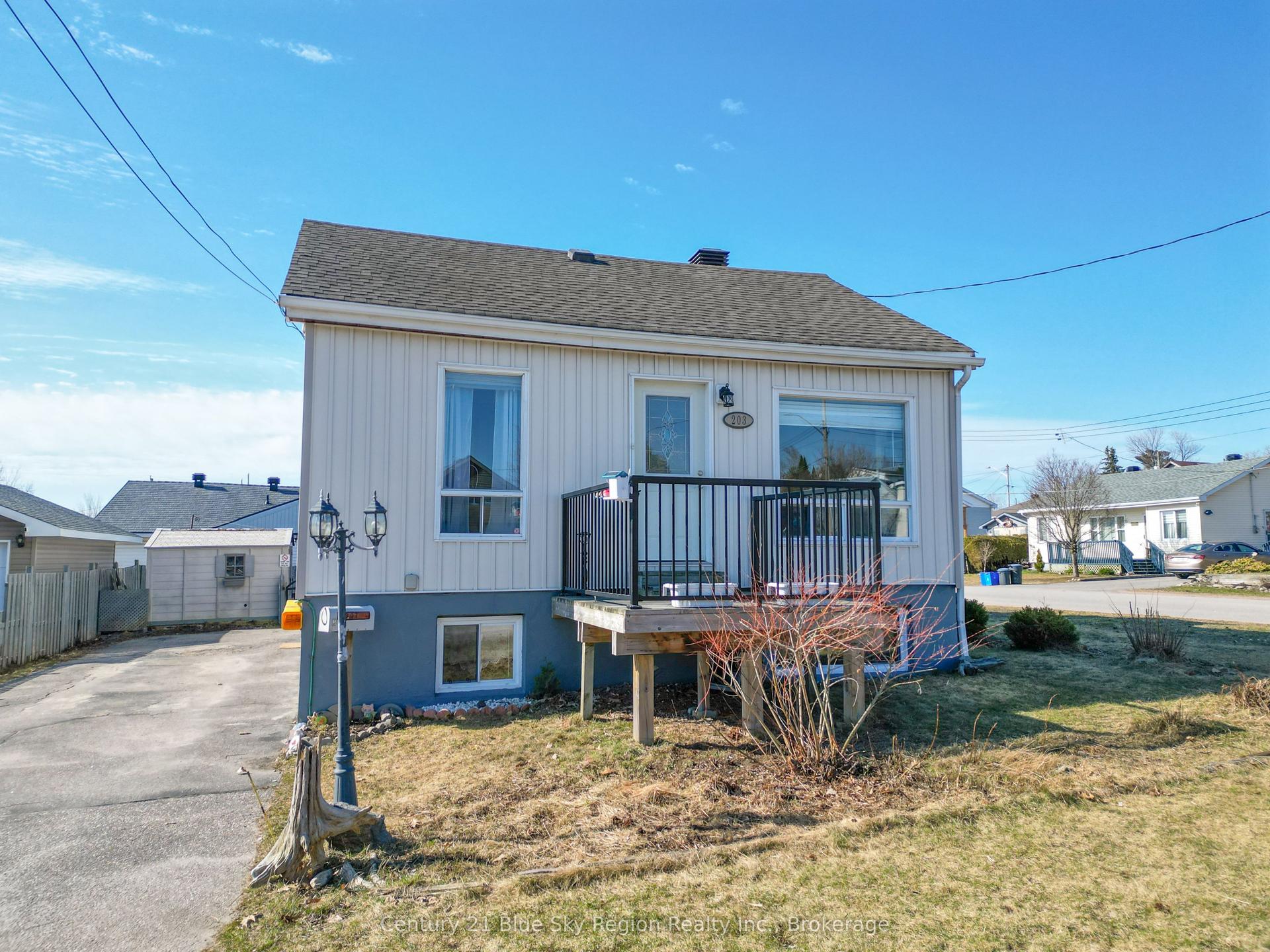 203 Hillcrest Avenue — photo 1