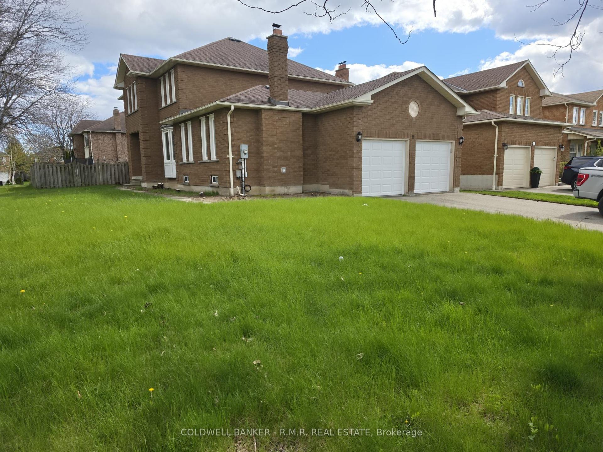11 Foster Crescent — photo 1