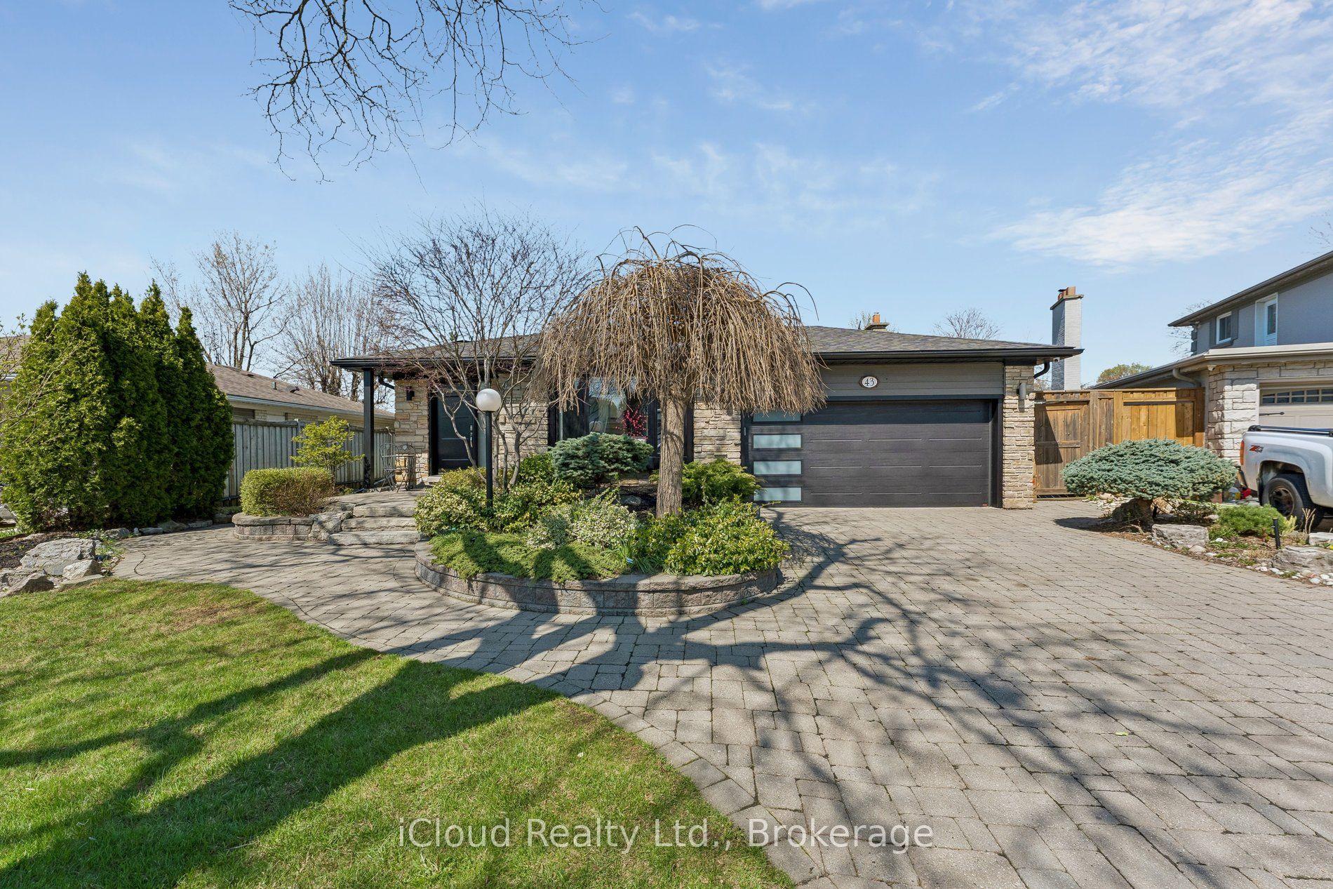 43 Ferndale Crescent — photo 1
