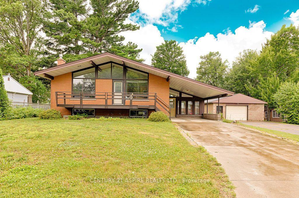 31 Selkirk Street, Petawawa — Detached for sale, photo 1