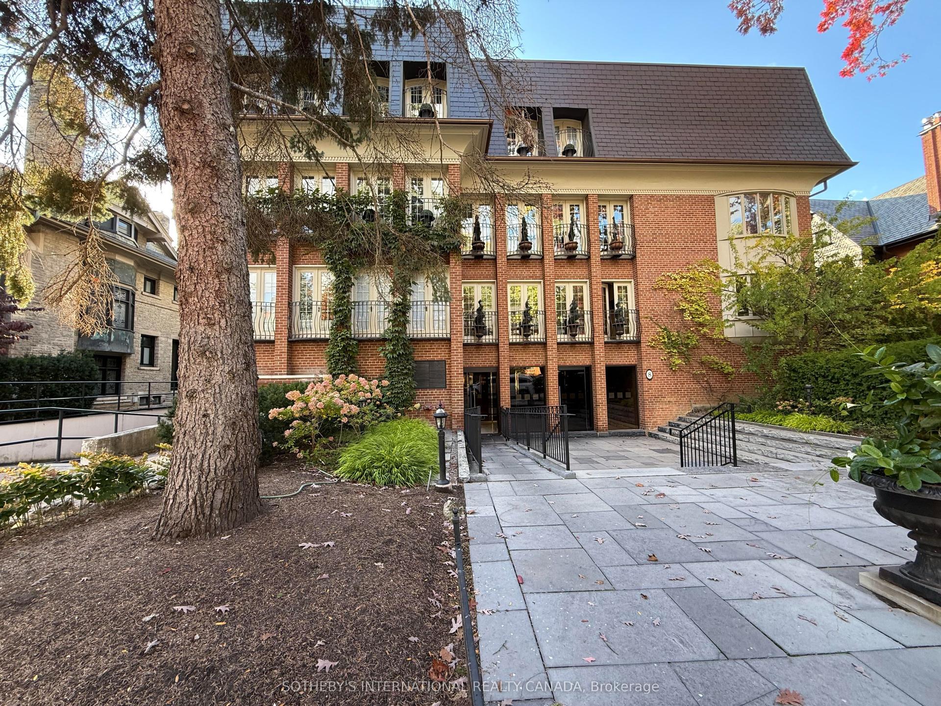 8 Hawthorn Avenue 202 #202 — photo 1