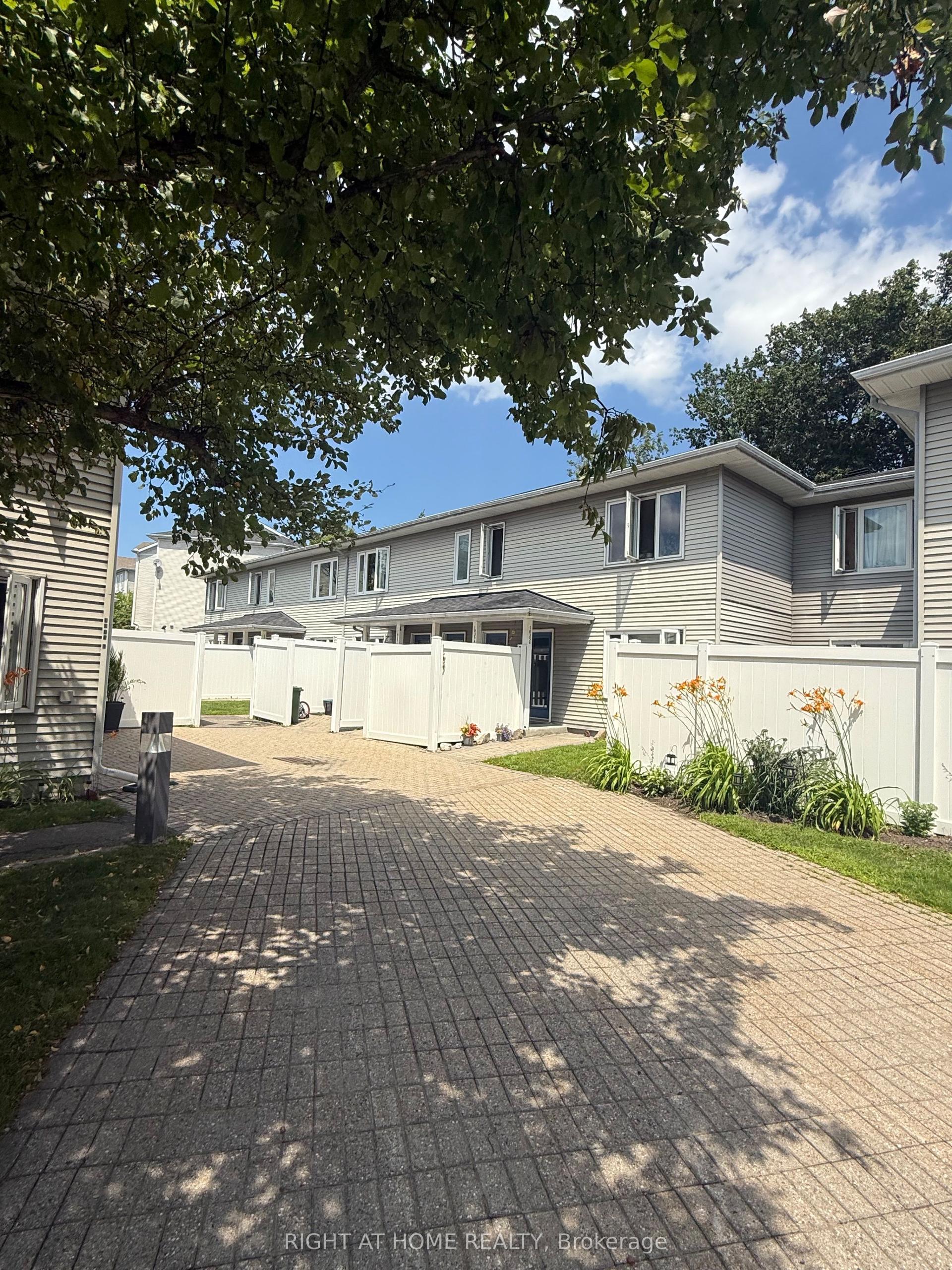 1035 Cummings Avenue B #B, Cyrville - Carson Grove - Pineview — Condo Town for sale, photo 1