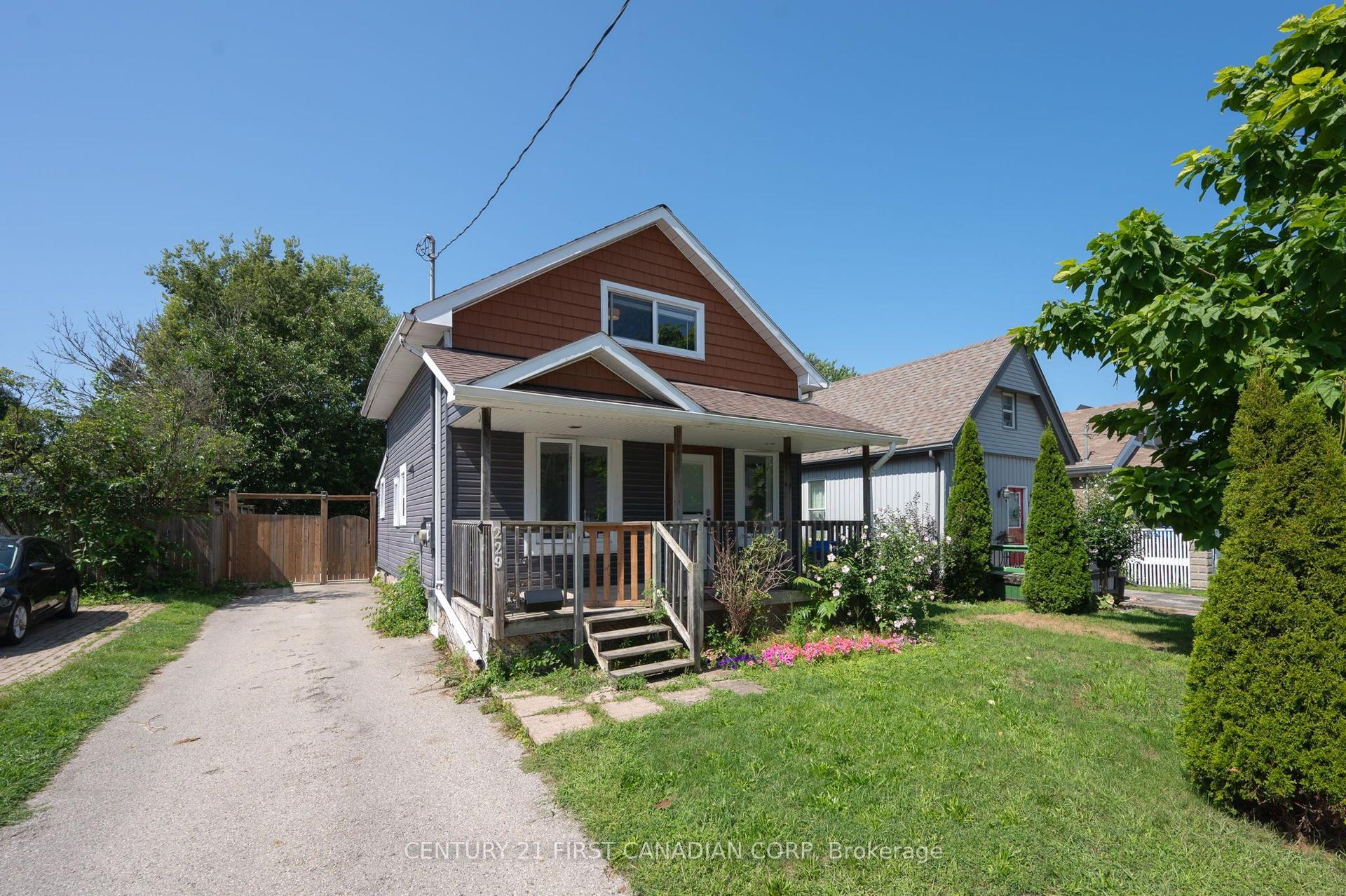 229 St Julien Street, London East — Detached for sale, photo 1