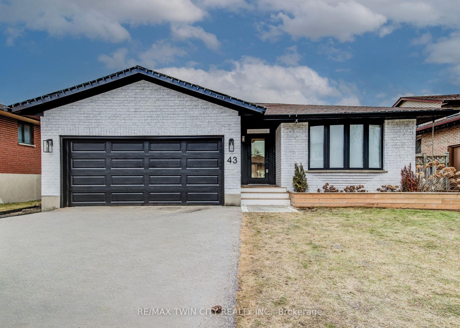 43 SOUTHVIEW Crescent — photo 1