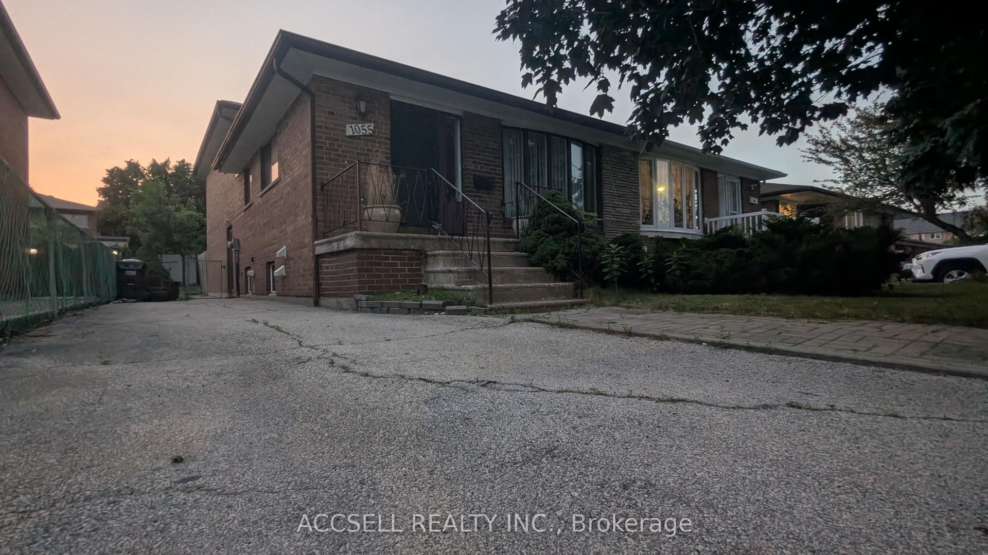 1055 Claredale Road, Mississauga — Semi-Detached for sale, photo 1