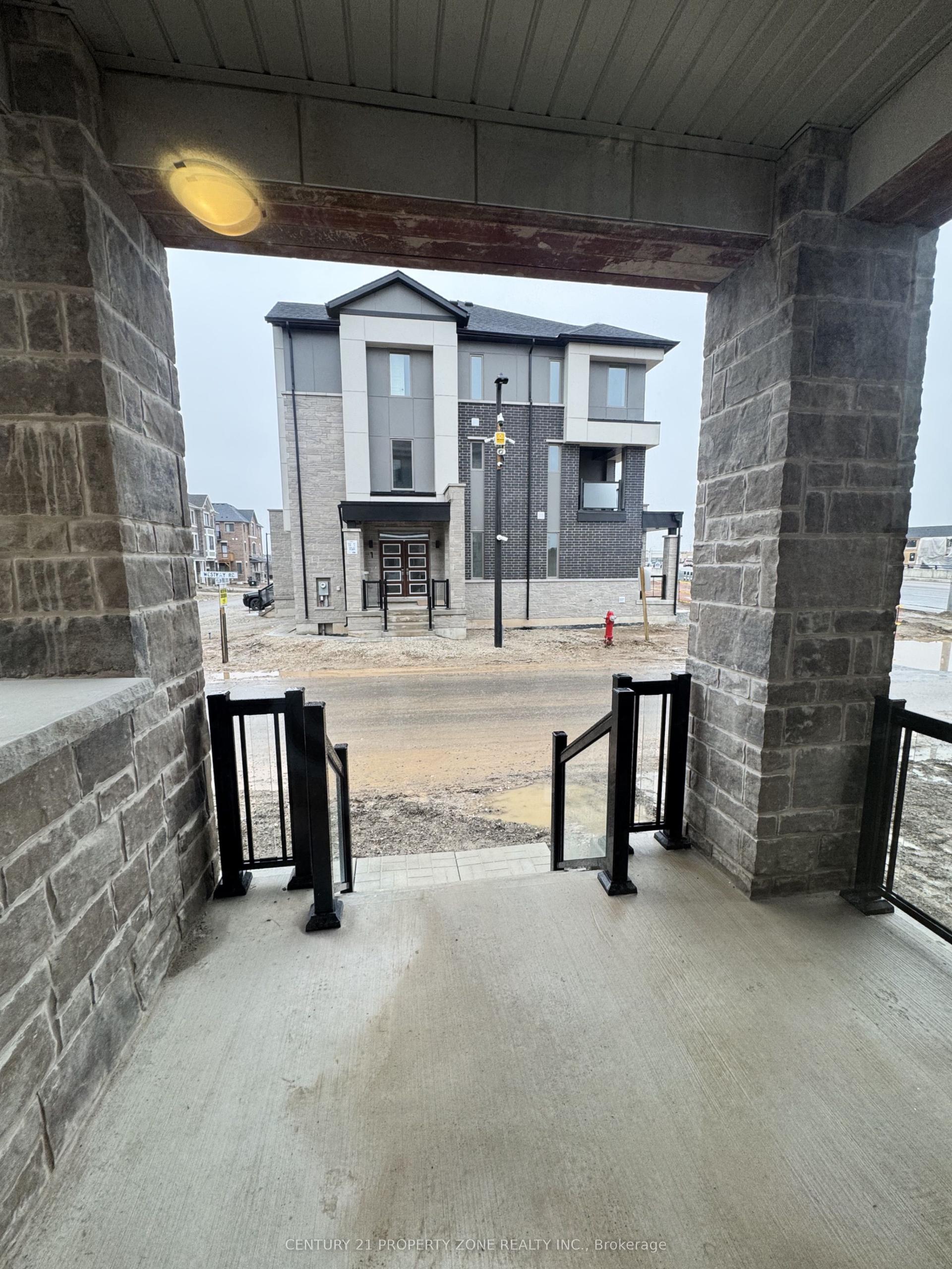 2 Westway Drive, Brampton — Townhouse for lease, photo 1