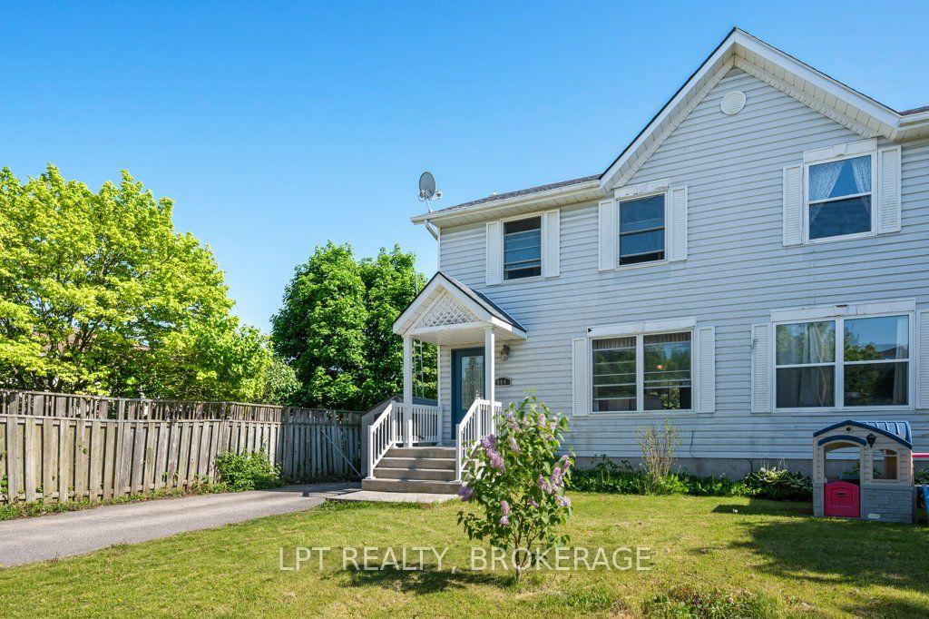 994 Uxbridge Crescent — photo 1
