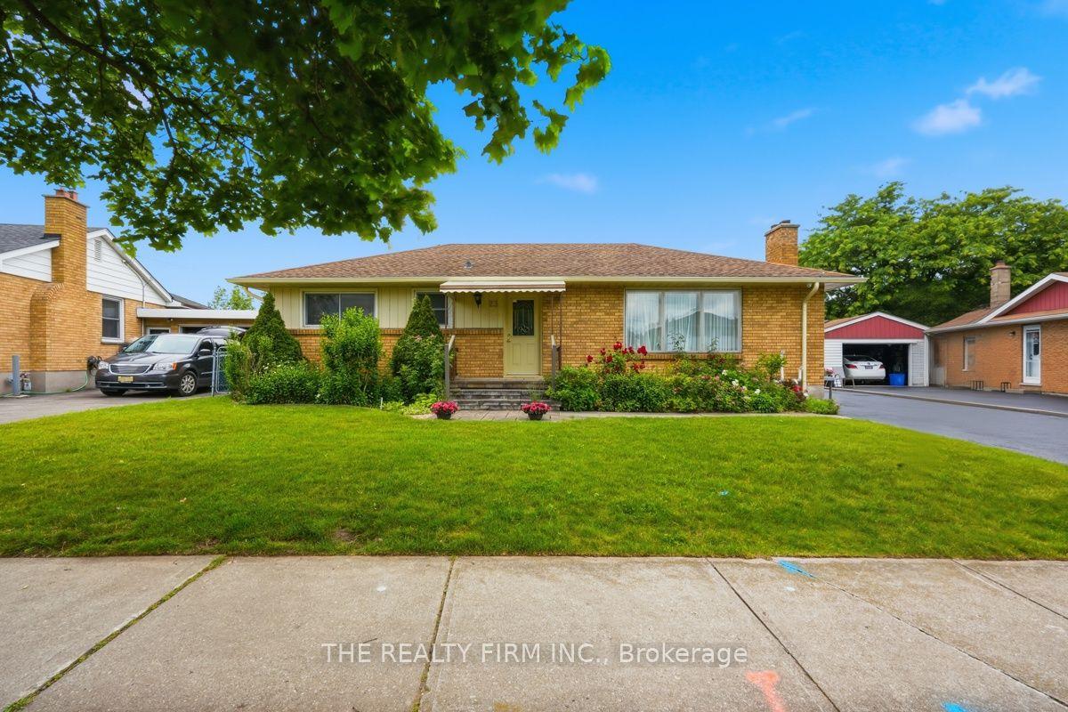 23 Frontenac Road, London South — Detached for sale, photo 1