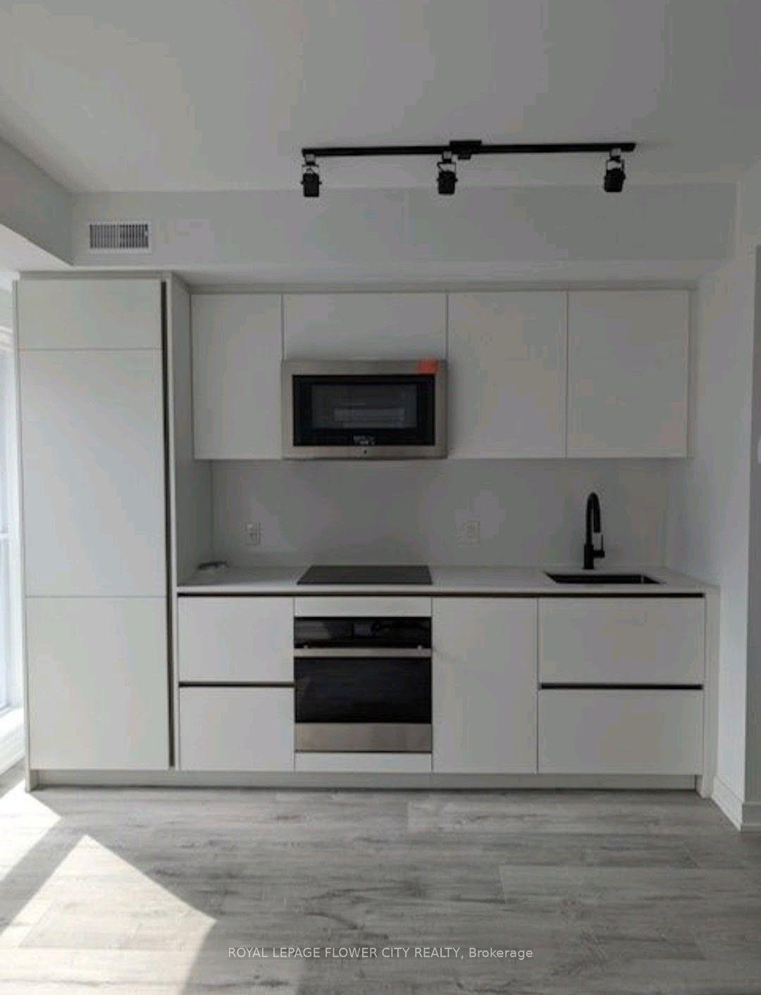 327 King Street W 704 #704 — photo 1