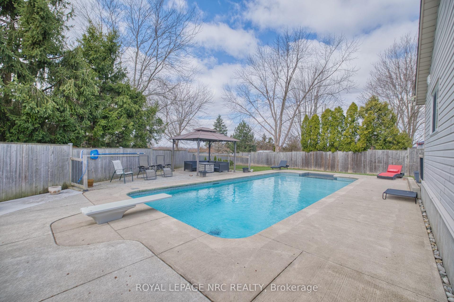 16 Leonard Drive, St. Catharines — Detached for sale, photo 1