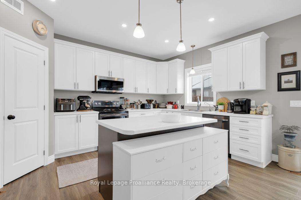 49 Redwood Drive, Belleville — Detached for sale, photo 1