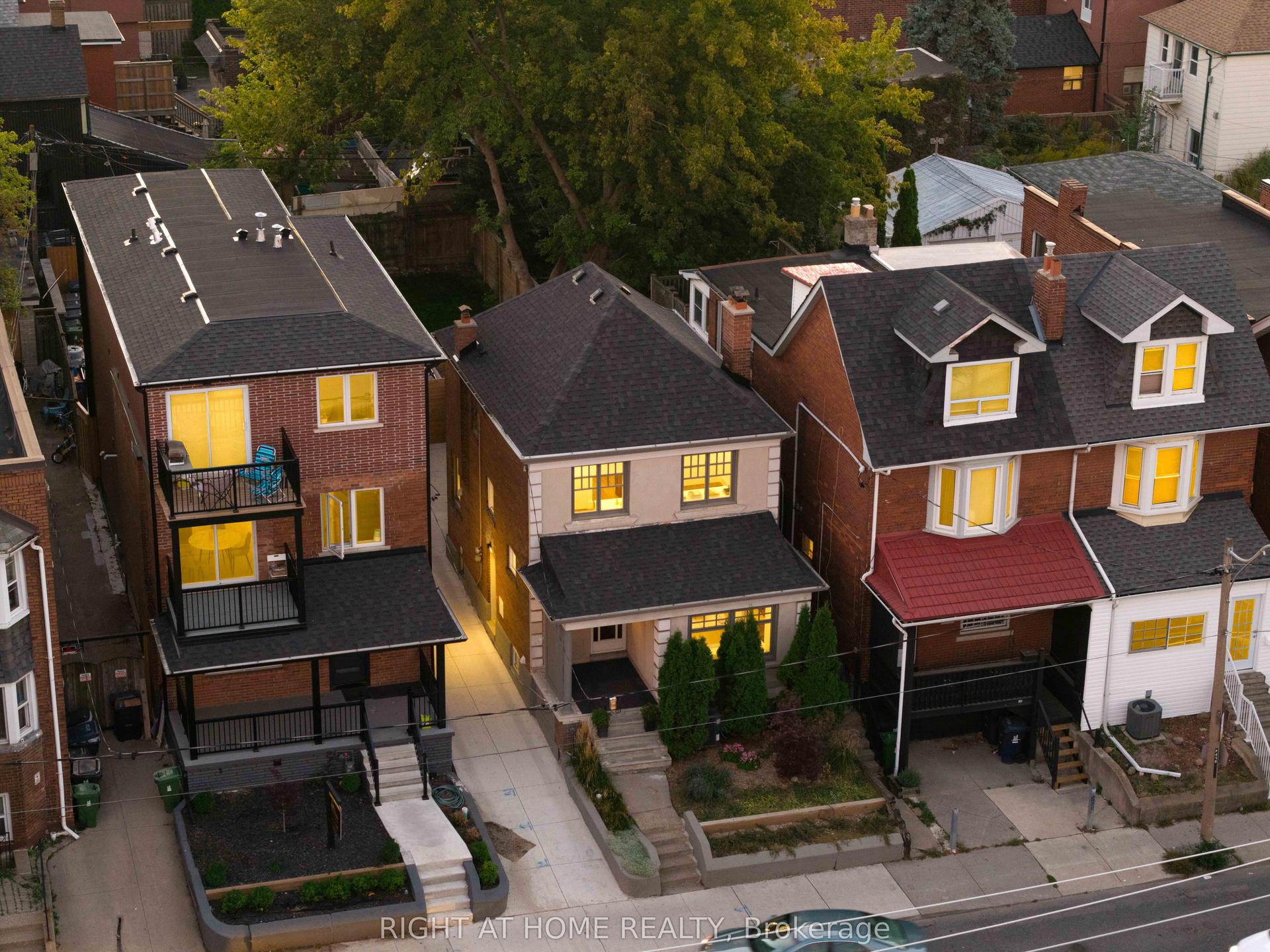 1642 Dufferin Street — photo 1
