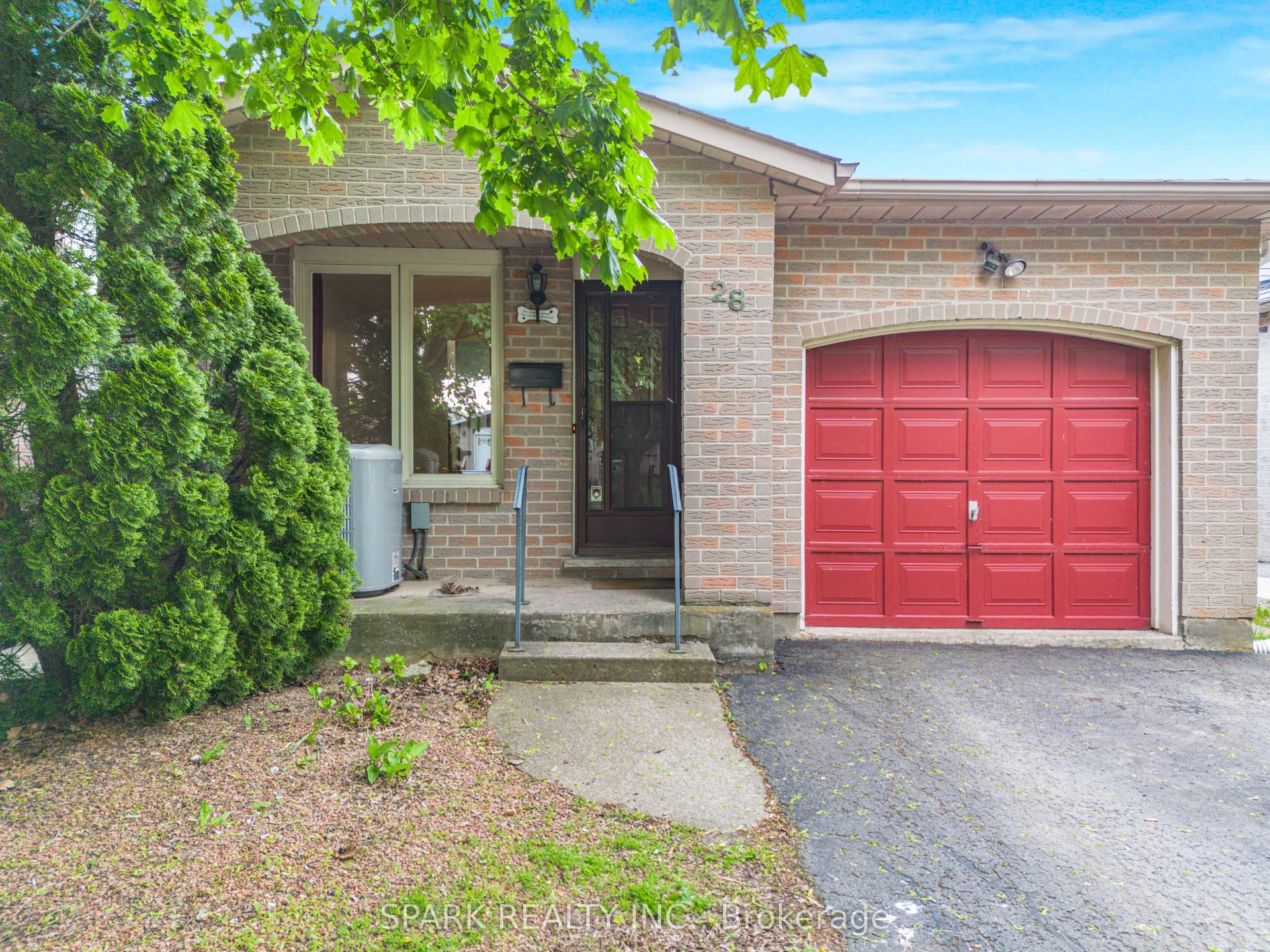 28 Lampman Crescent — photo 1