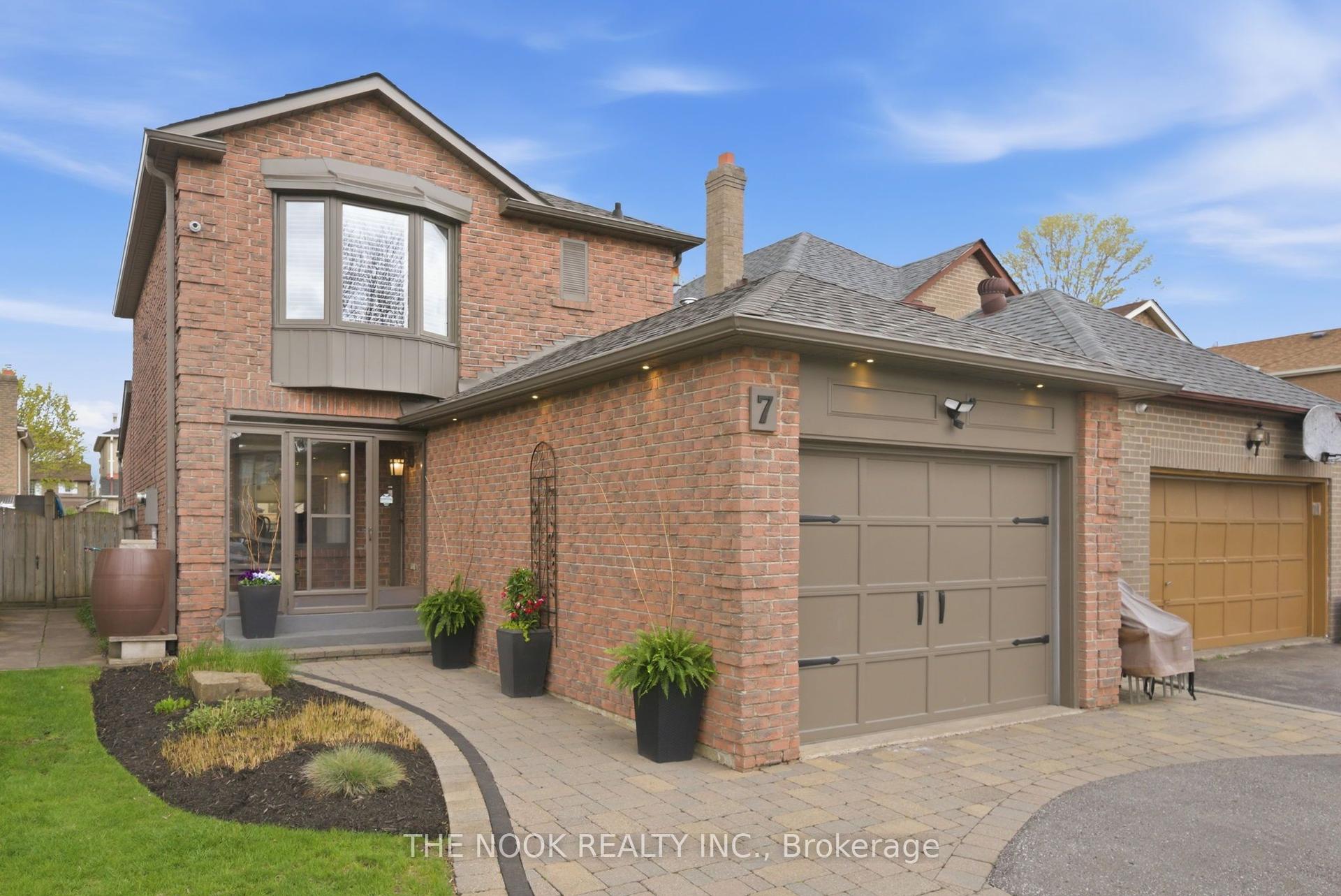 7 Brocklesby Crescent — photo 1