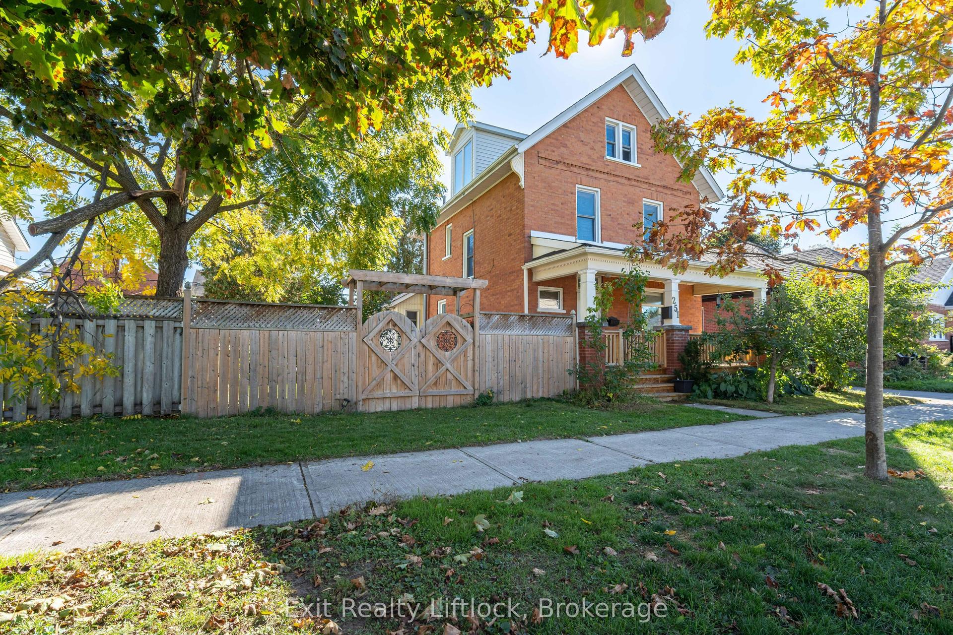 251 Prince Street, Peterborough — Detached for sale, photo 1