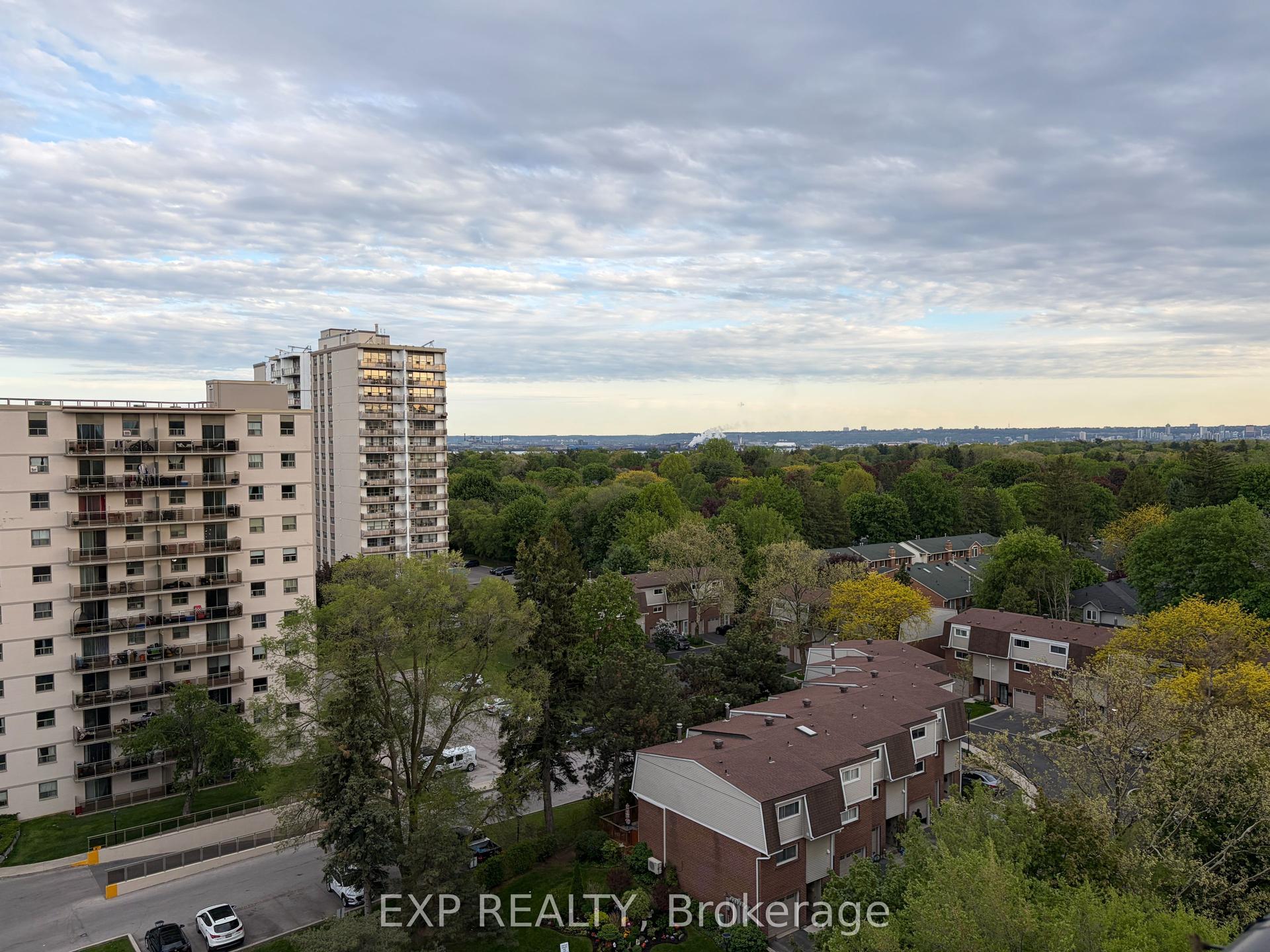 975 Warwick Court 1005 #1005 — photo 1