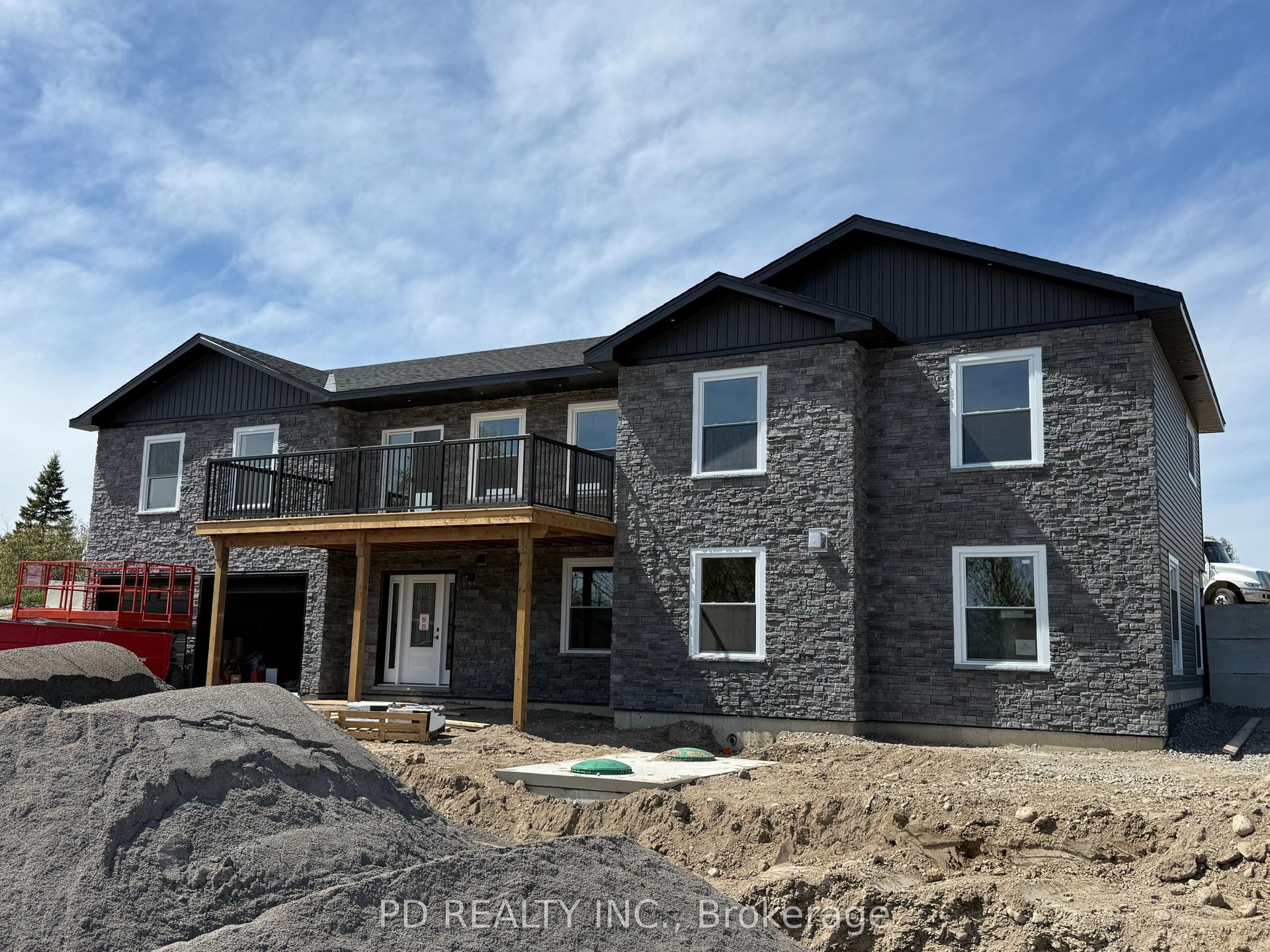 2467 Queen Mary Street — photo 1