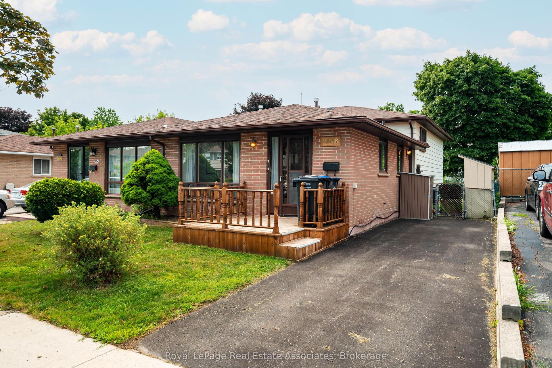 256 Archdekin Drive, Brampton — Semi-Detached for sale, photo 1