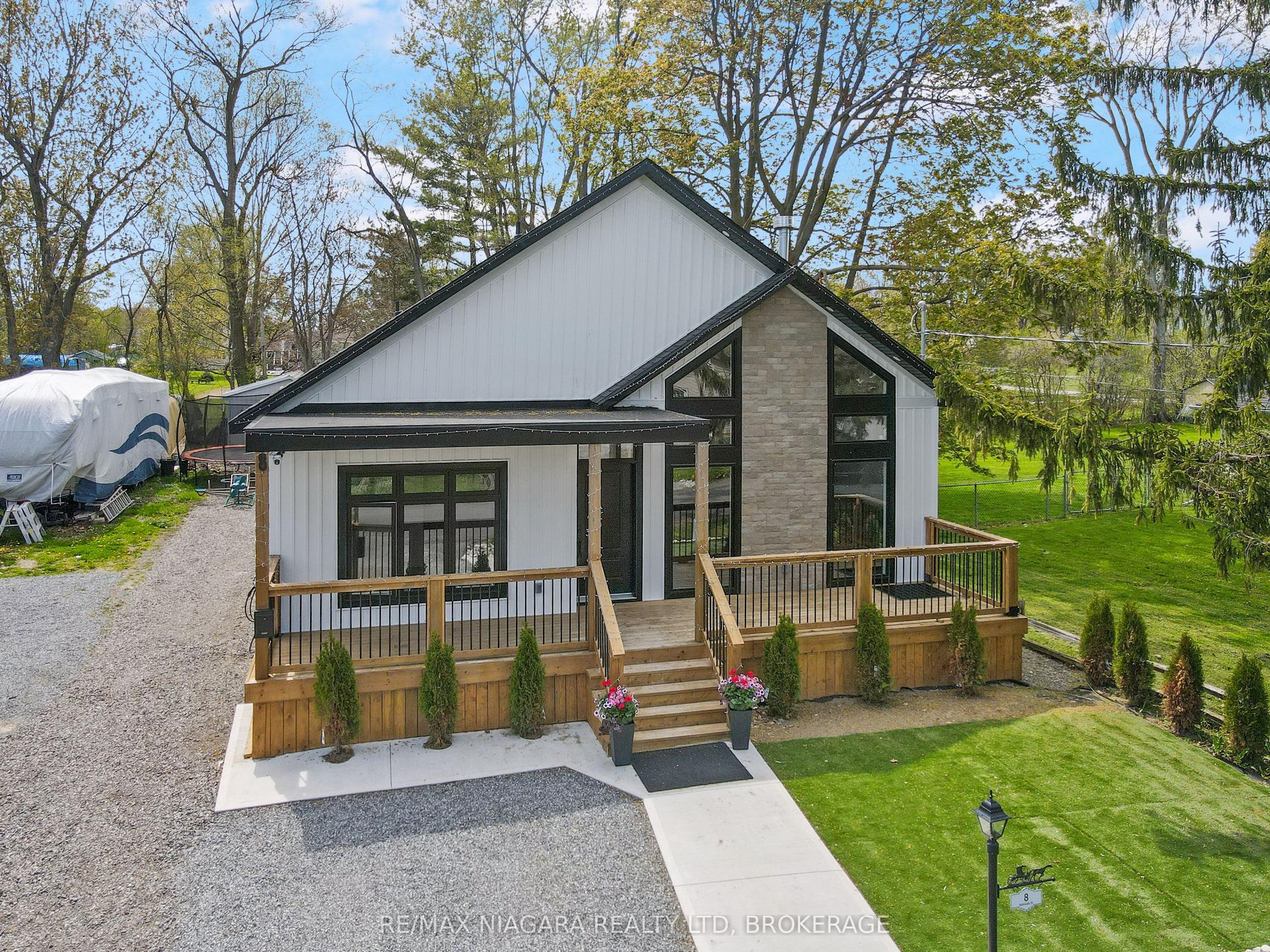 8 Adelaide Street — photo 1