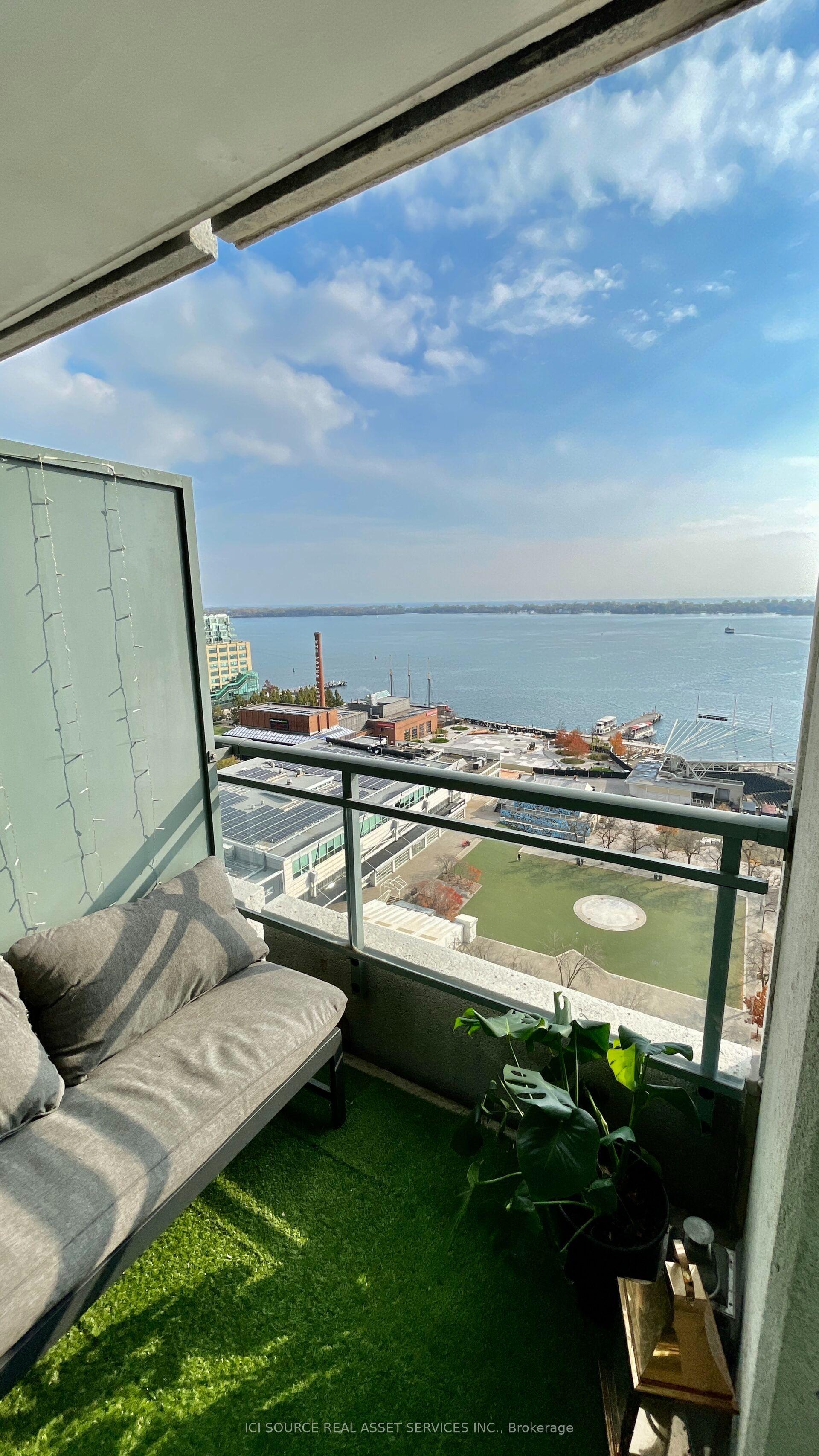 230 Queens Quay W 2019 #2019, Toronto — Condo for lease, photo 1