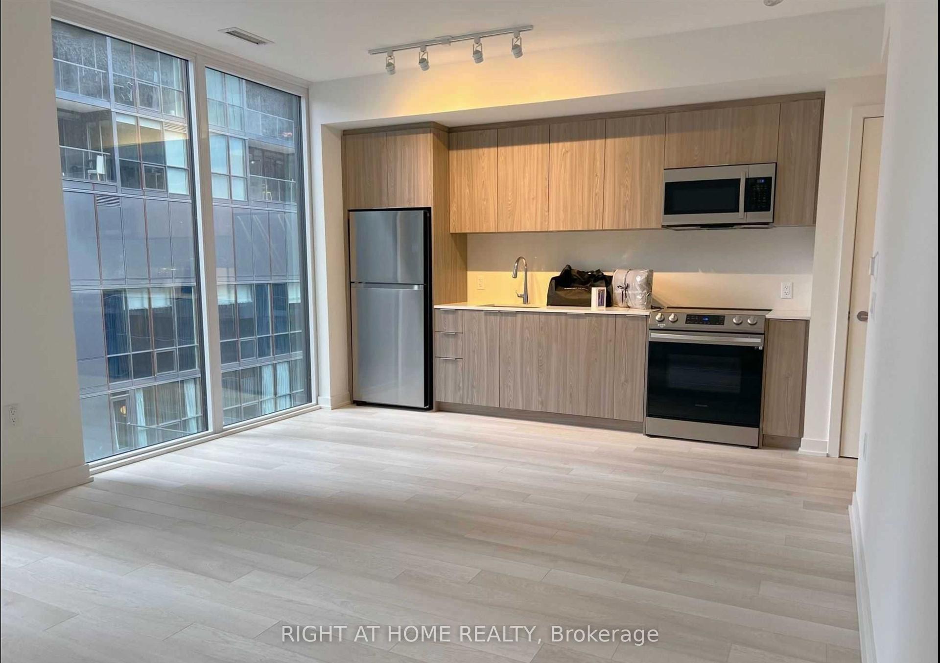 357 King Street W 708 #708 — photo 1