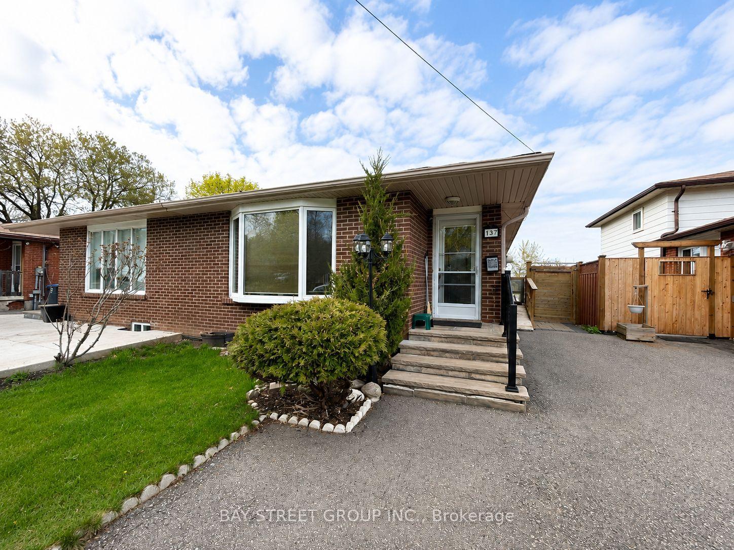 137 Bonham Boulevard — photo 1