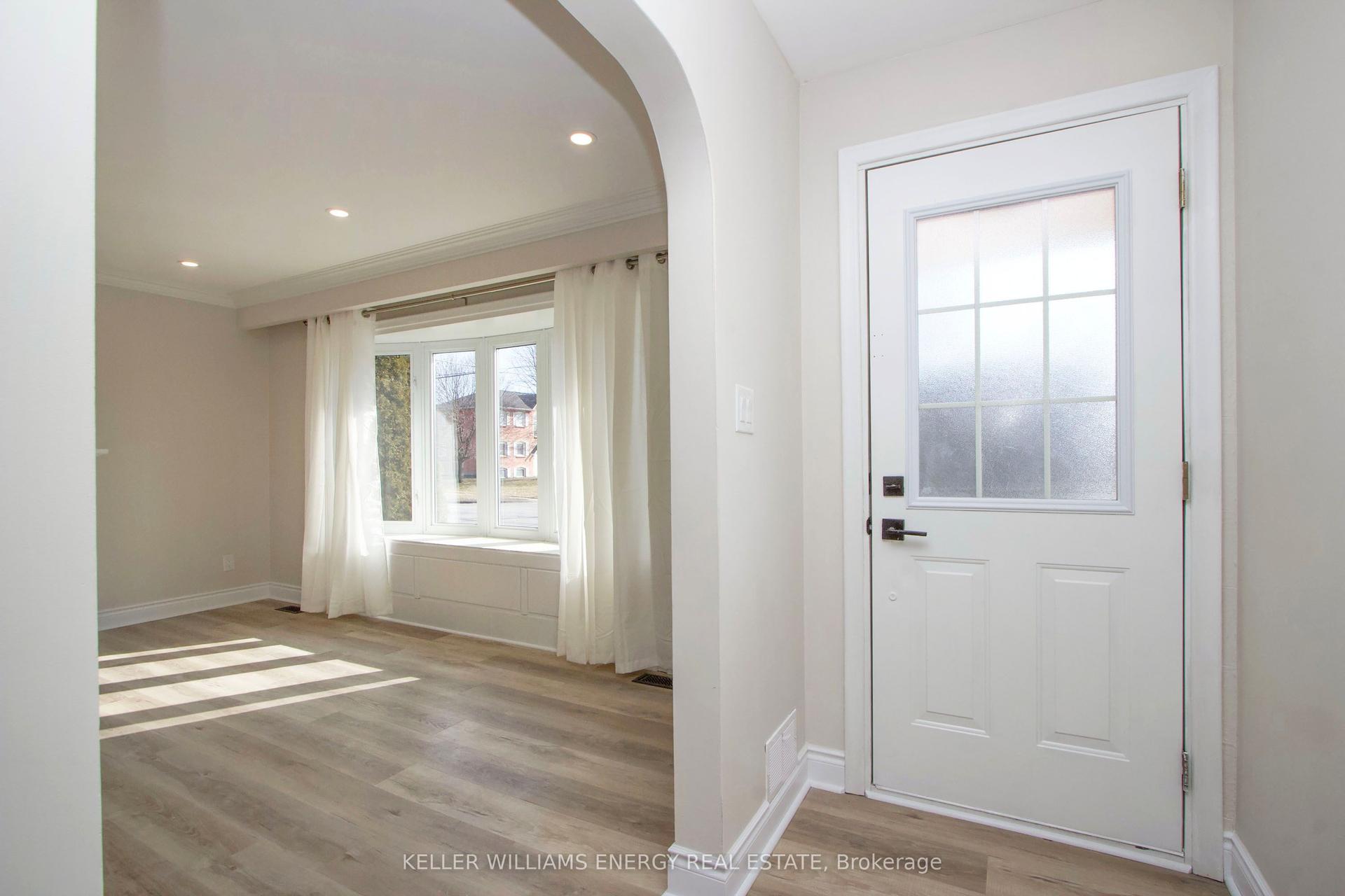 574 Olive Avenue Main #Main, Oshawa — Detached for lease, photo 1