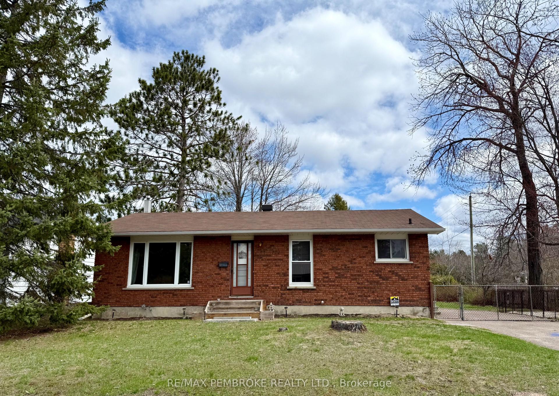 114 Hemlock Street, Petawawa — Detached for sale, photo 1