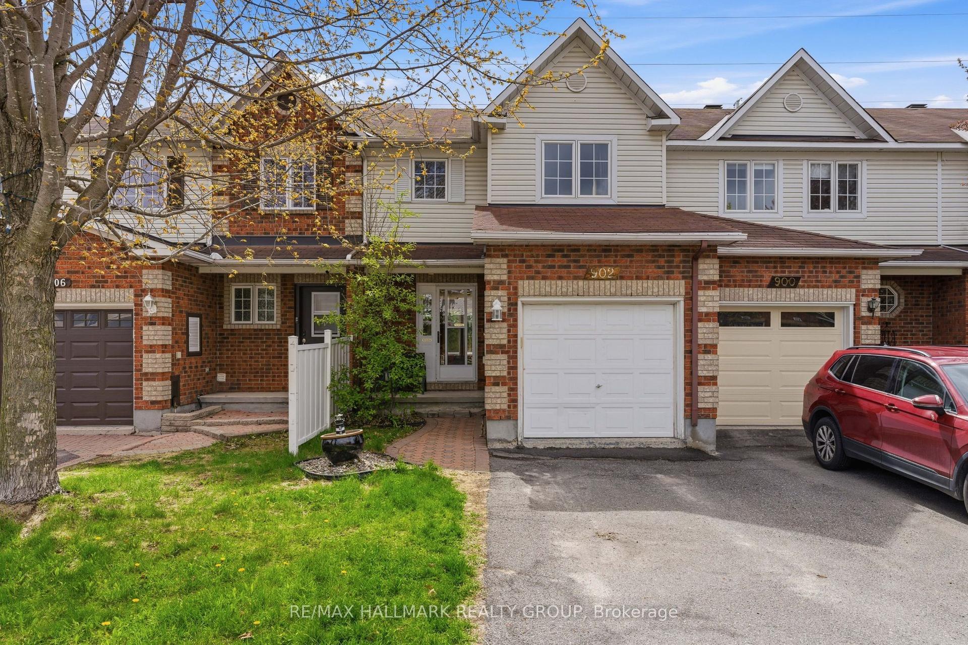 902 Paradise Crescent — photo 1