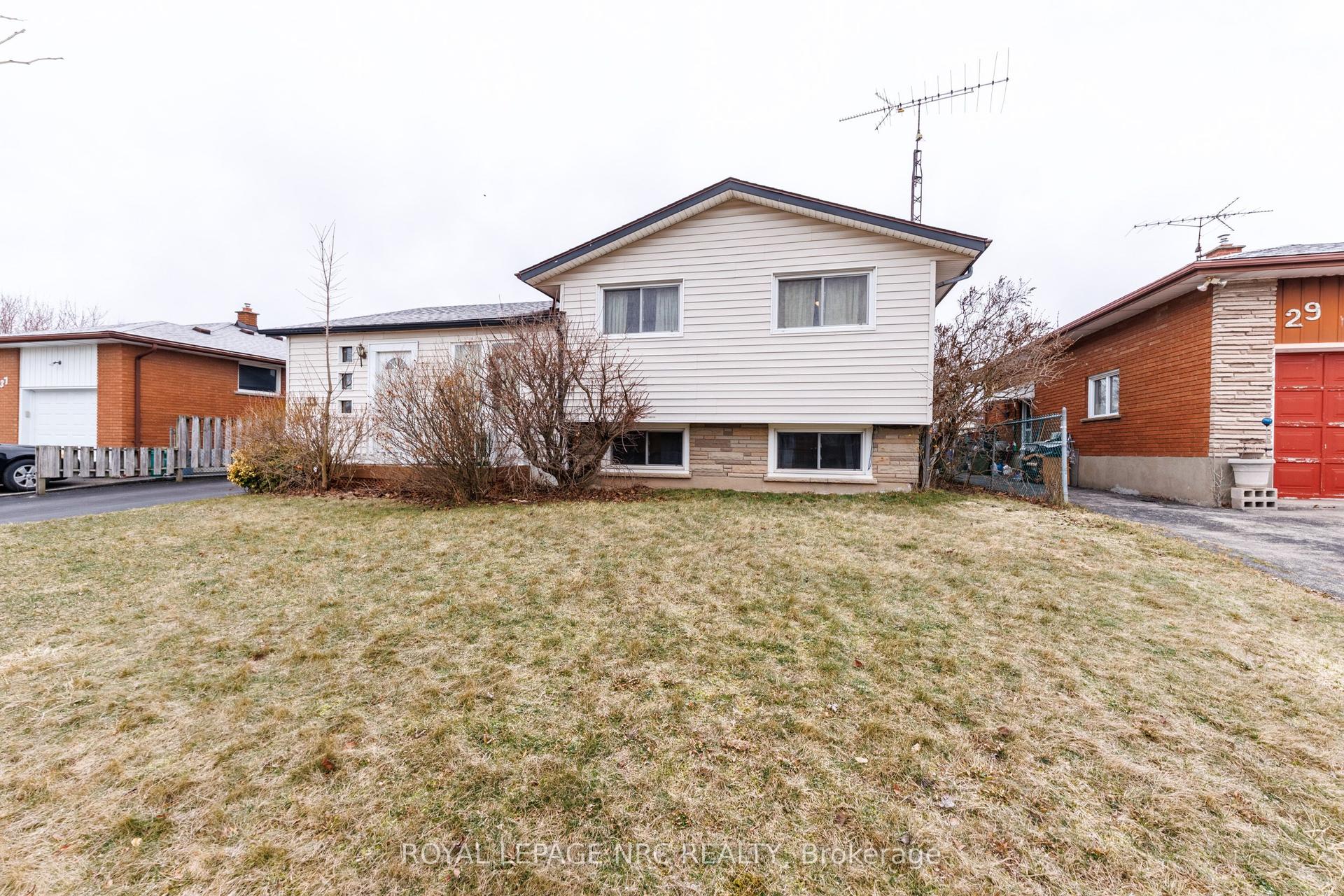 33 Strathmore Crescent — photo 1