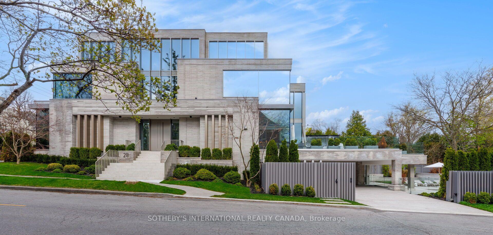 211 Dunvegan Road — photo 1