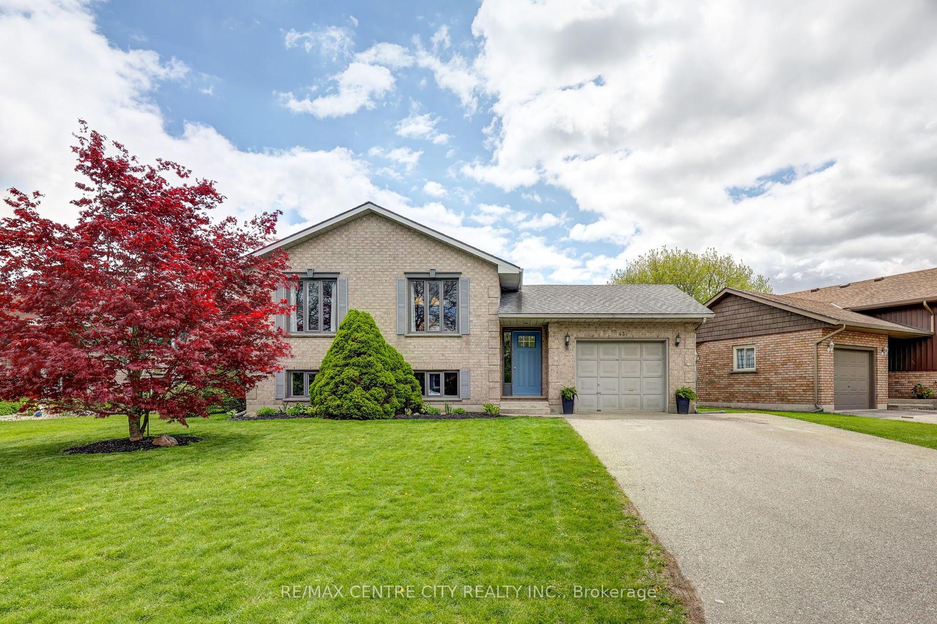 43 Sinclair Crescent — photo 1