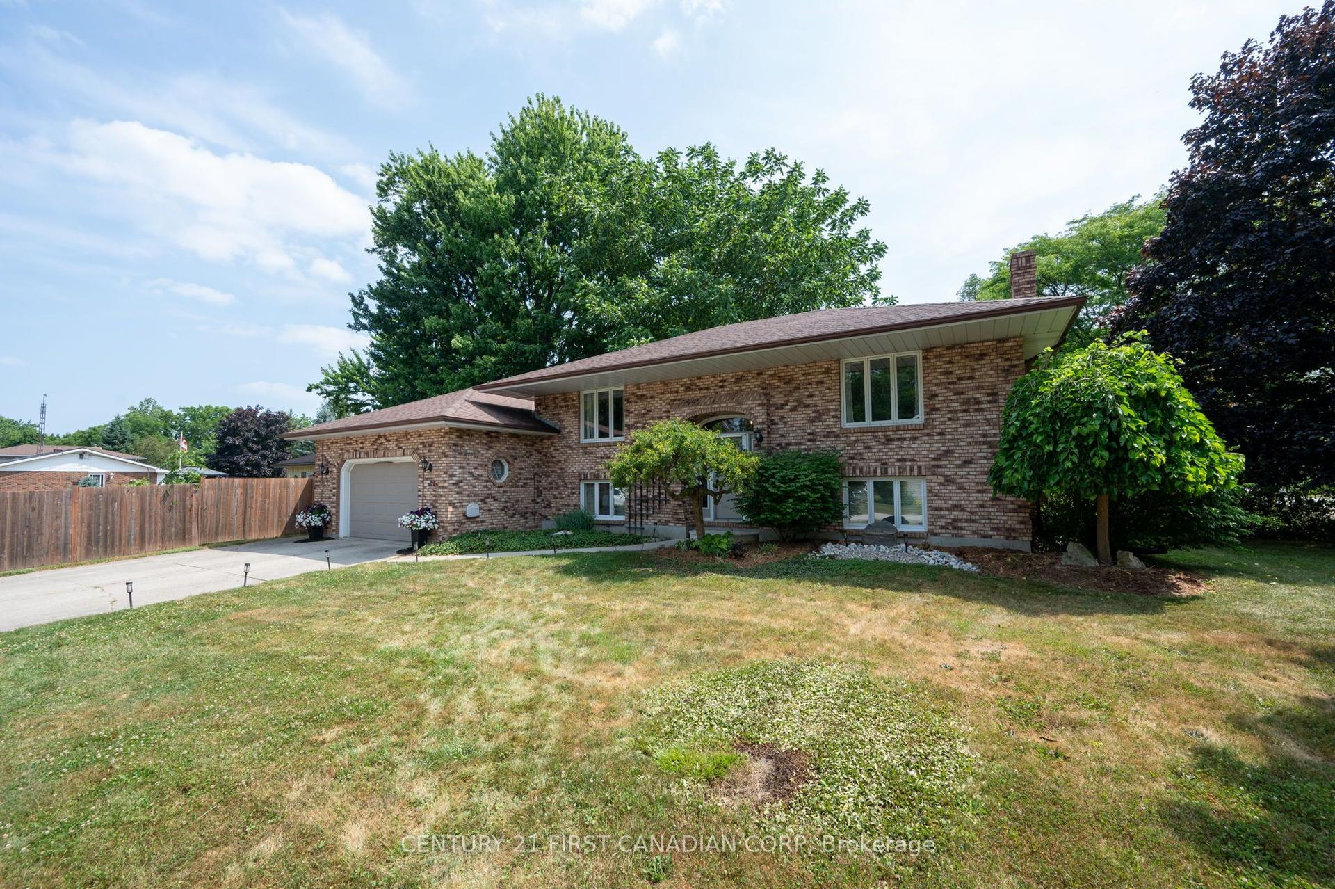 11 Water Street, Lambton Shores — Detached for sale, photo 1