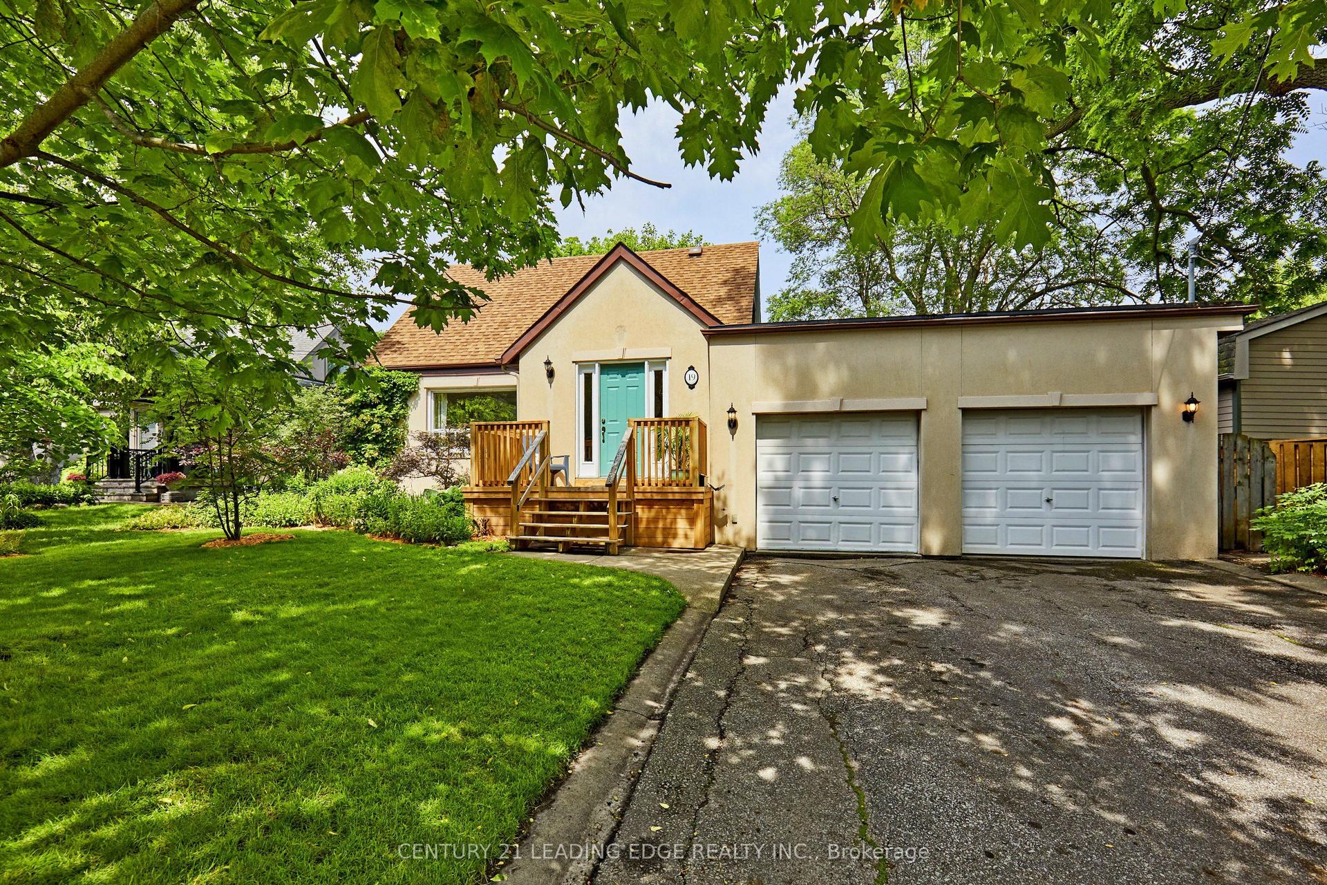19 Scarboro Crescent — photo 1
