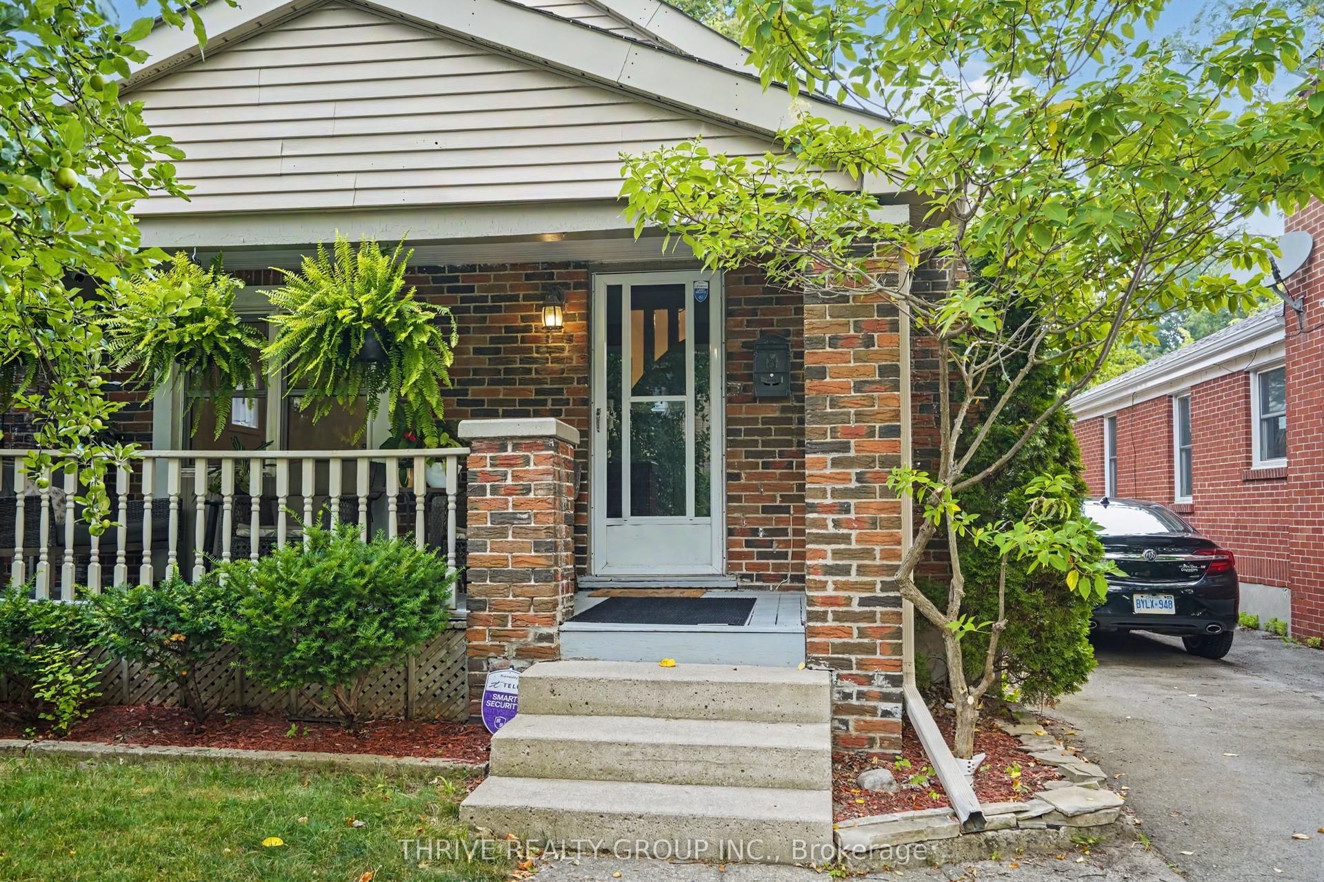10 Byron Avenue E, London South — Detached for sale, photo 1