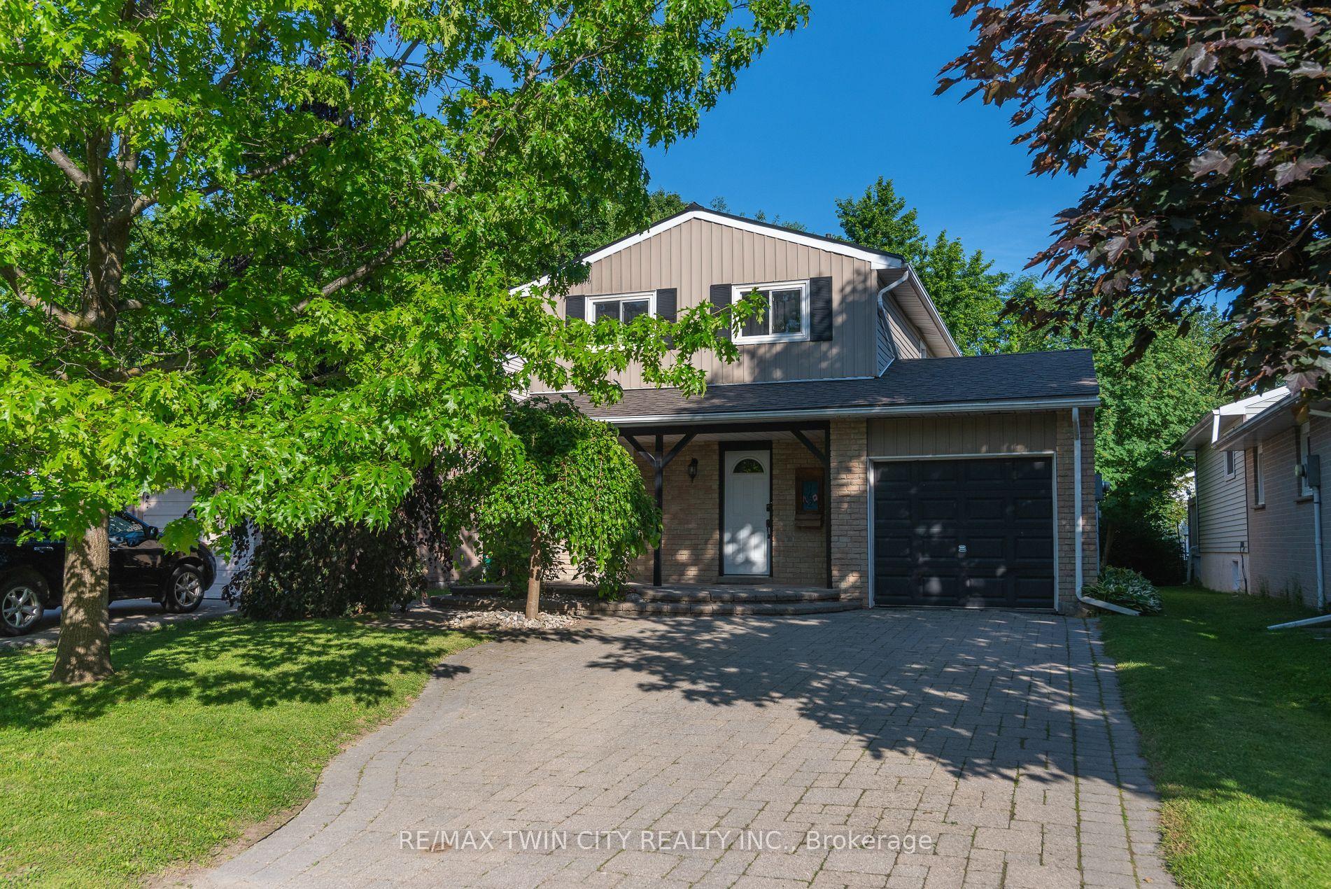 162 Parkside Drive E — photo 1
